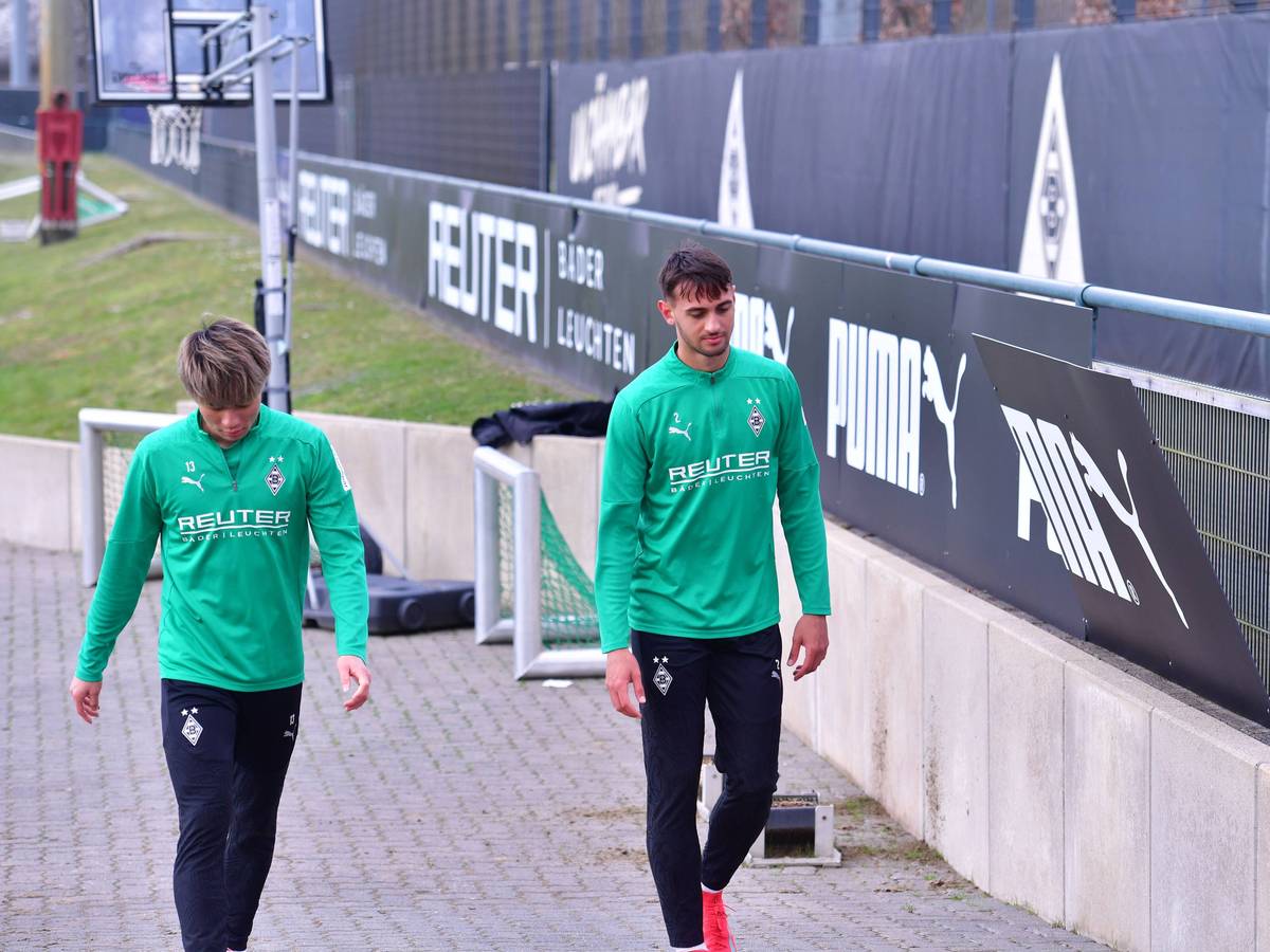 Shio Fukuda und Fabio Chiarodia laufen nebeneinander vom Trainingsplatz.