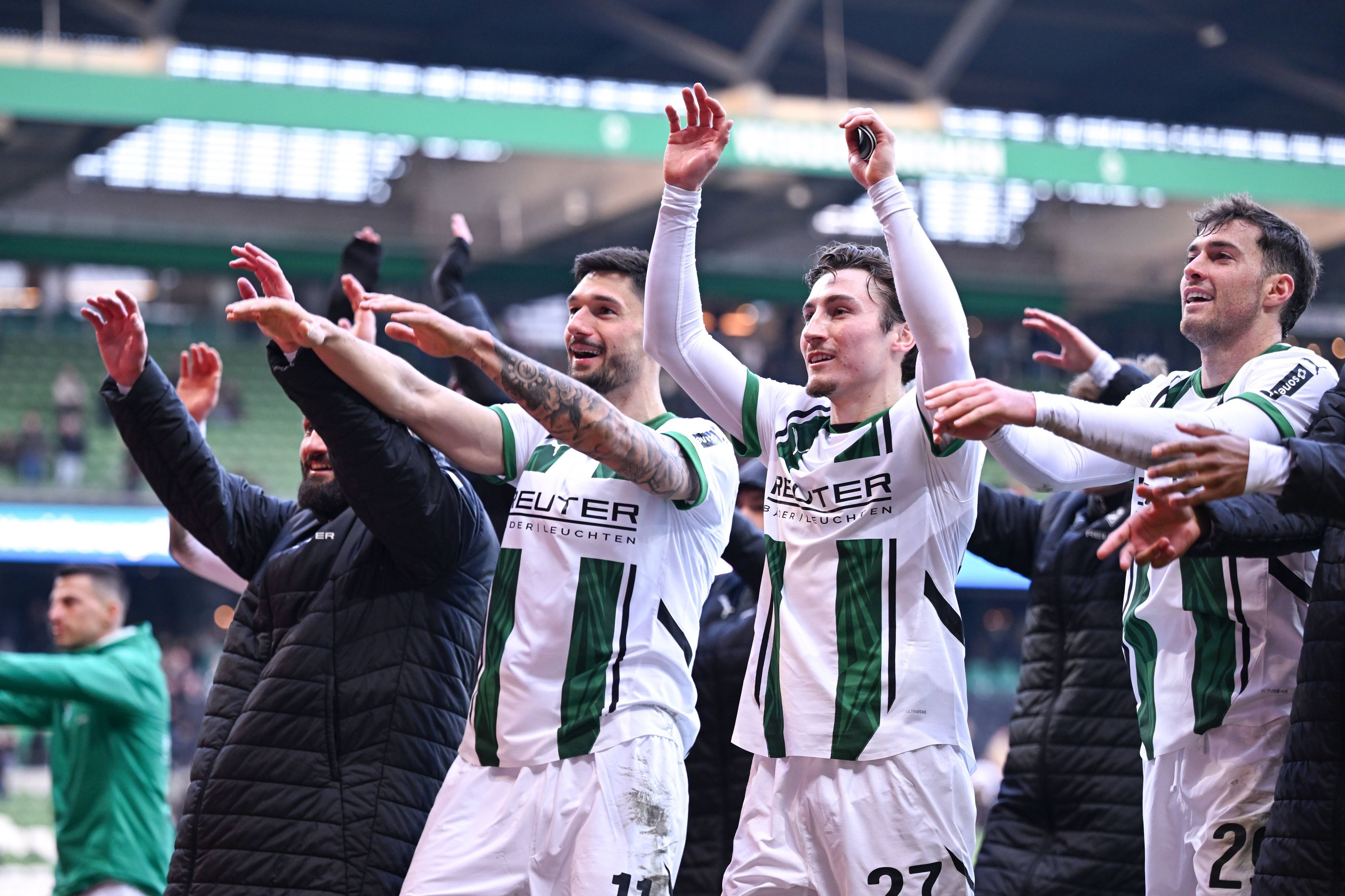 Die Profis von Borussia Mönchengladbach feiern ihren Sieg bei Werder Bremen.