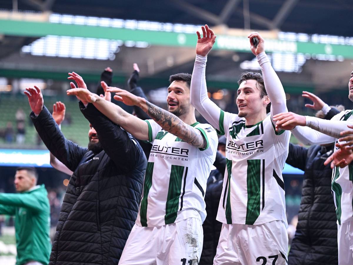 Die Profis von Borussia Mönchengladbach feiern ihren Sieg bei Werder Bremen.