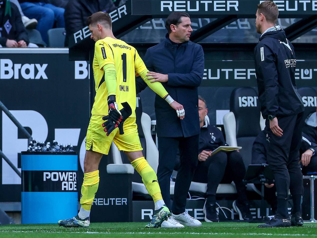 Jonas Omlin geht nach einem Platzverweis an der Trainerbank vorbei.