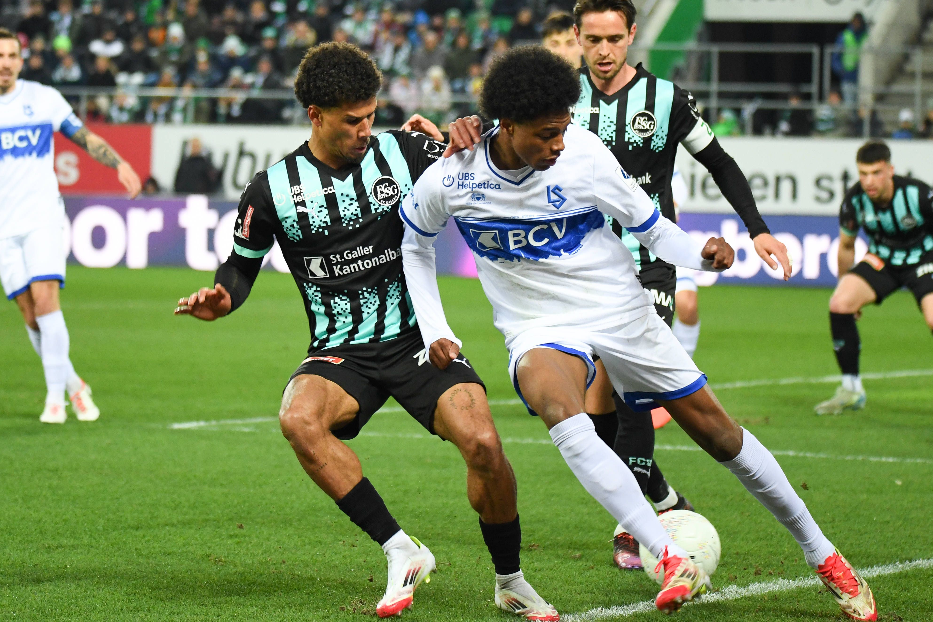 Alvyn Sanches dribbelt gegen Spieler vom FC St. Gallen.