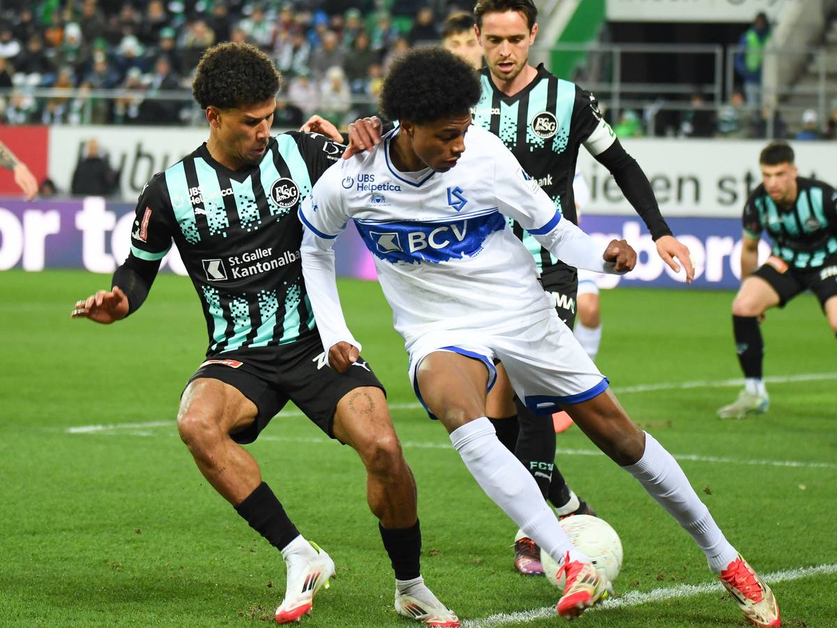 Alvyn Sanches dribbelt gegen Spieler vom FC St. Gallen.