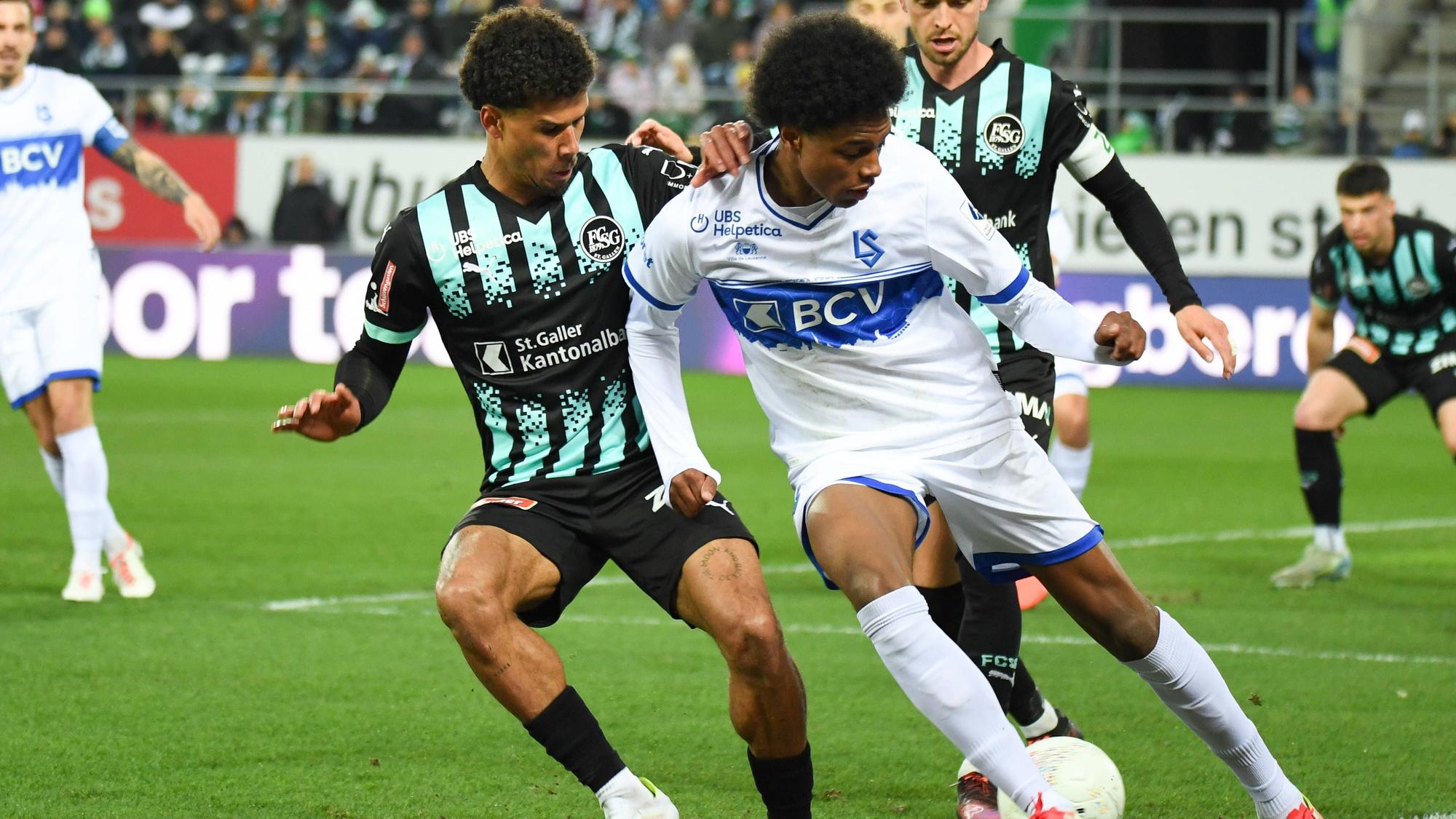 Alvyn Sanches dribbelt gegen Spieler vom FC St. Gallen.