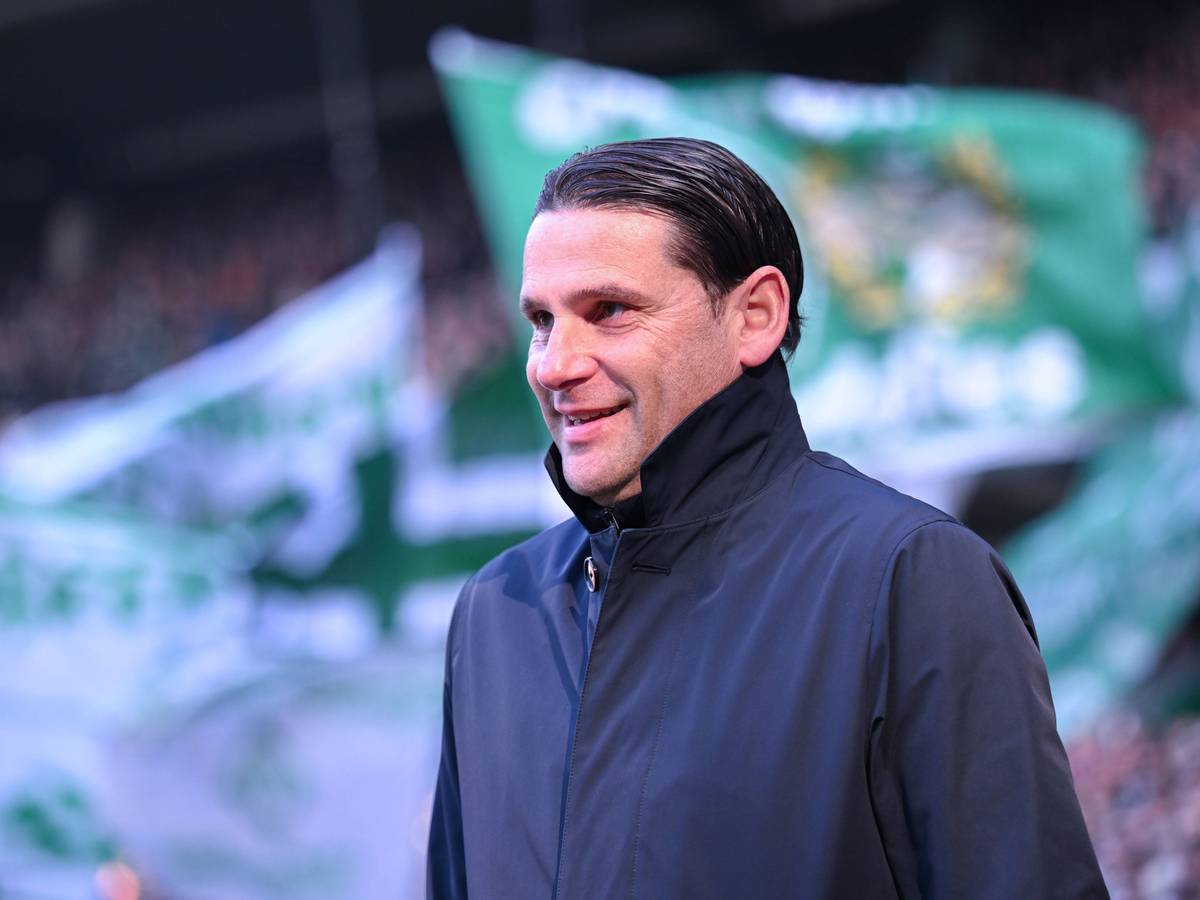 Gerardo Seoane lächelt vor der Kurve der Bremen-Fans.