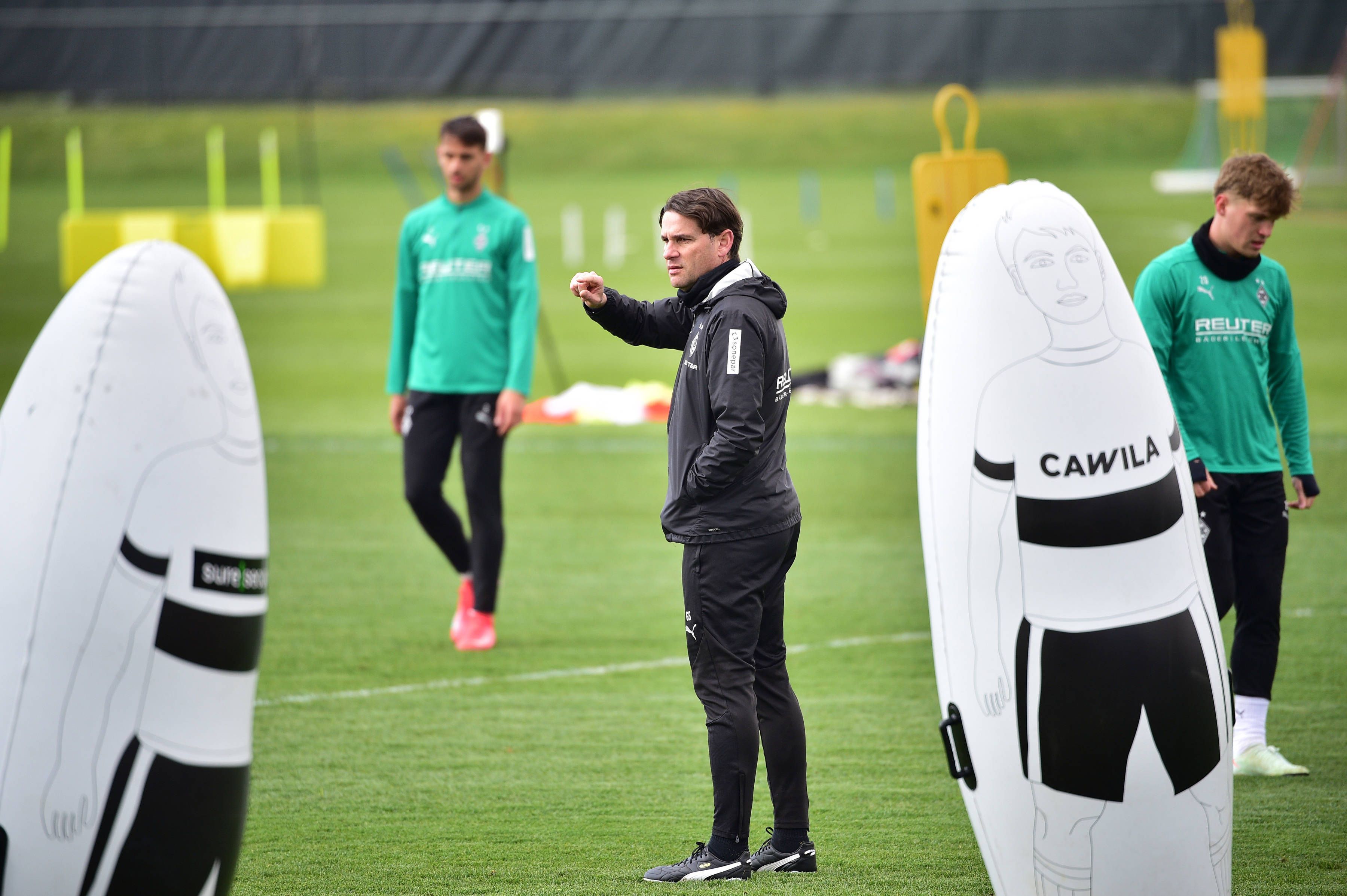Gerardo Seoane dirigiert auf dem Trainingsplatz.
