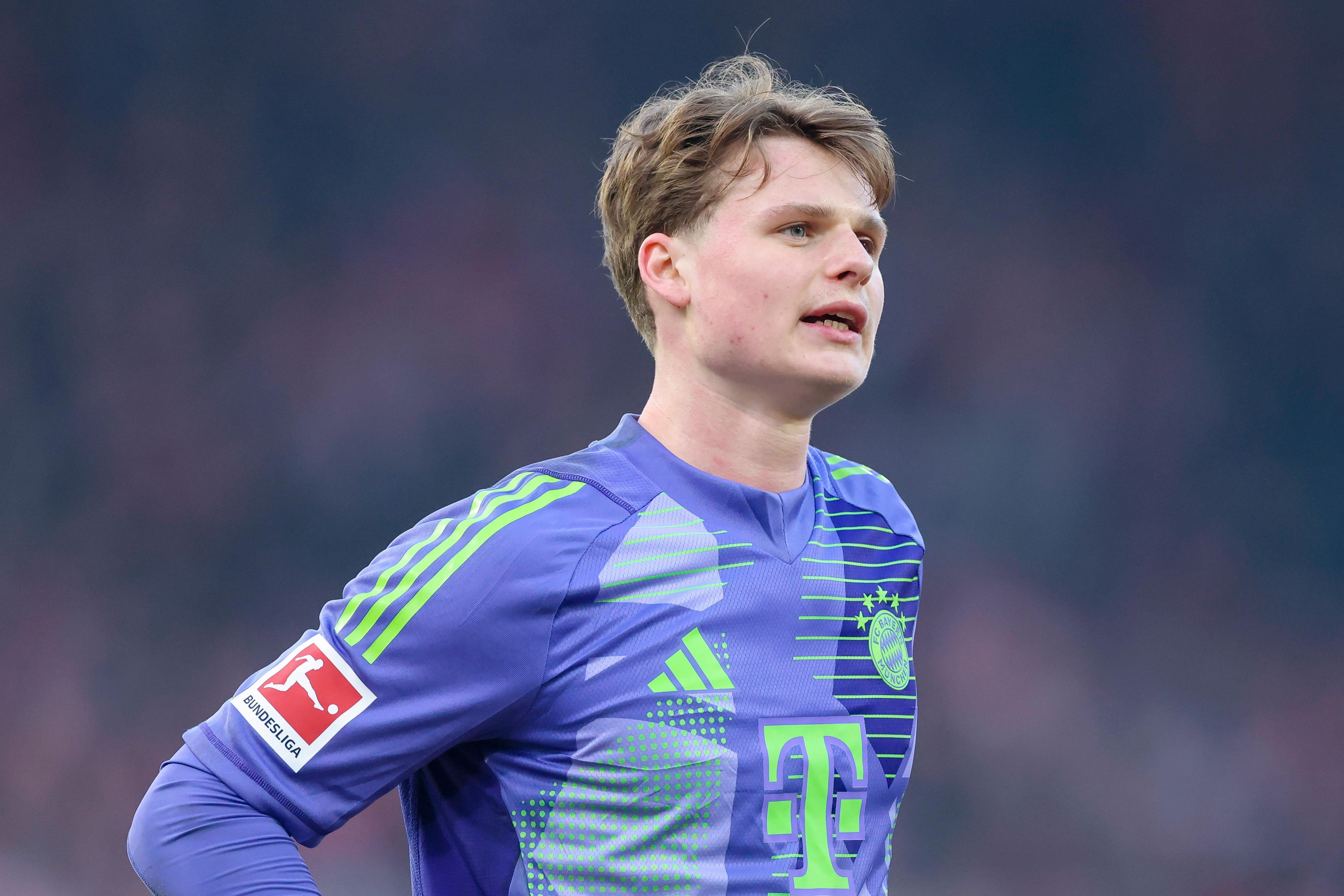 Jonas Urbig wirkt leicht frustriert.