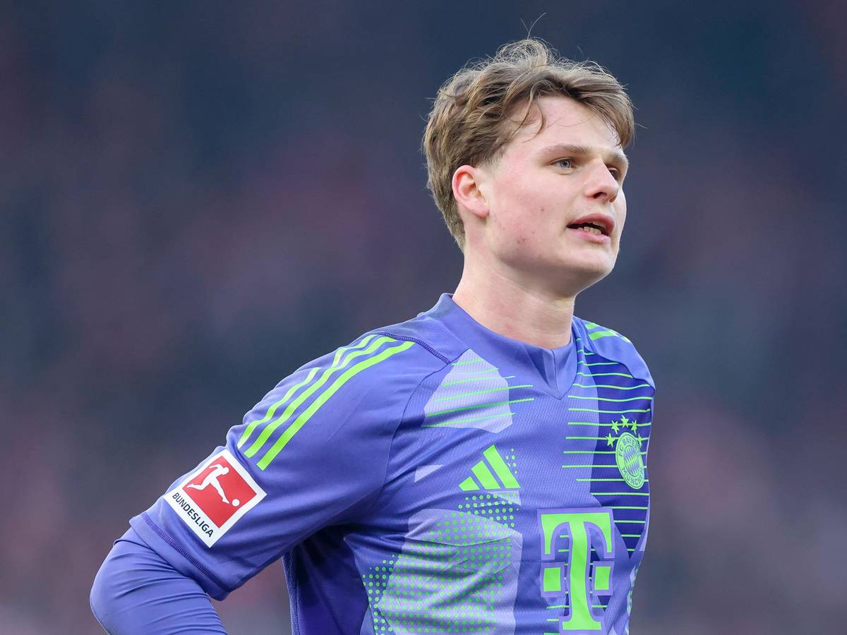 Jonas Urbig wirkt leicht frustriert.