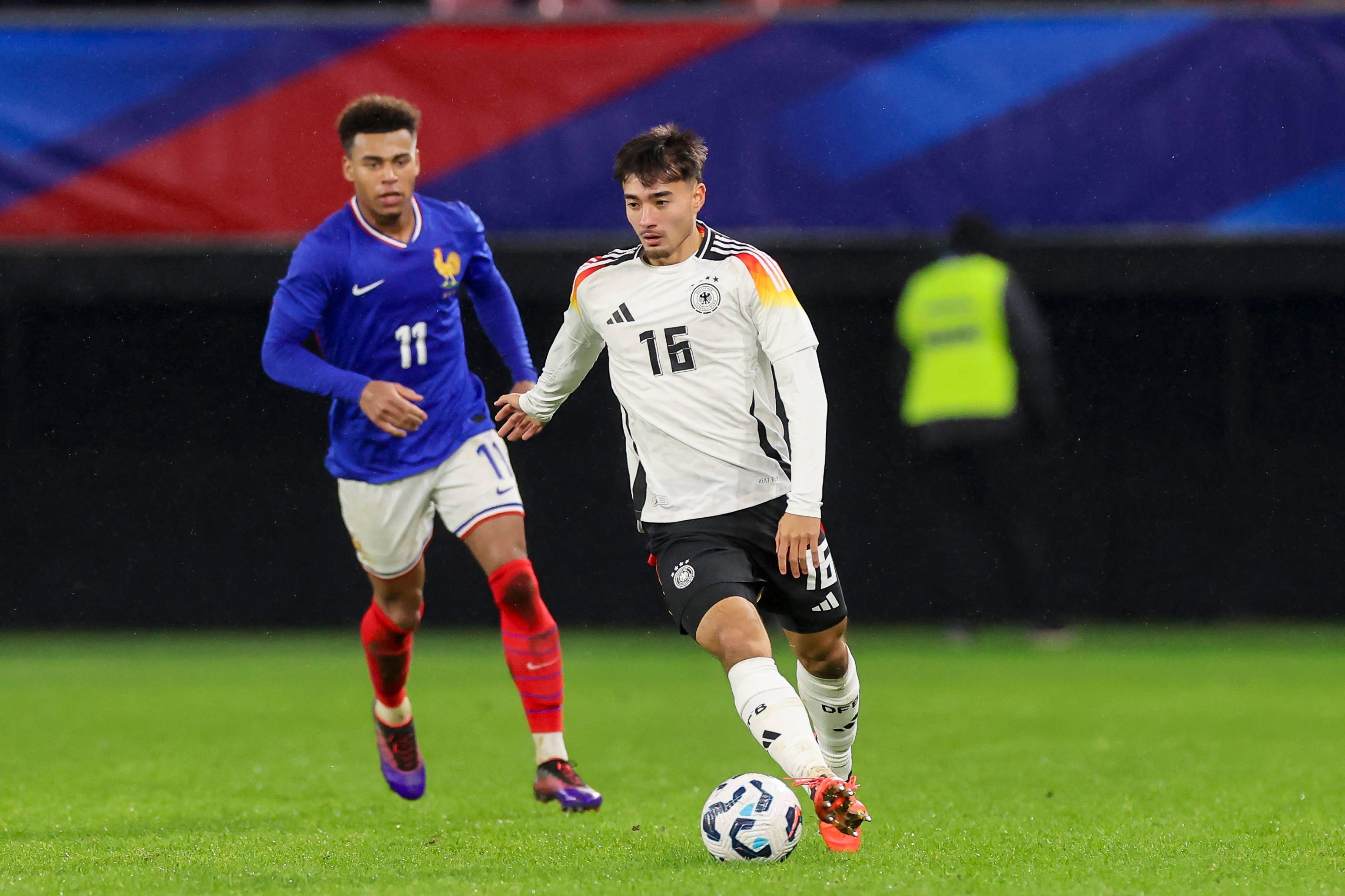 Jens Castrop am Ball für die U21-Nationalmannschaft.