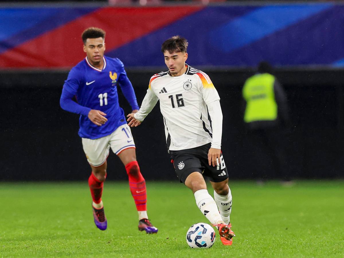 Jens Castrop am Ball für die U21-Nationalmannschaft.