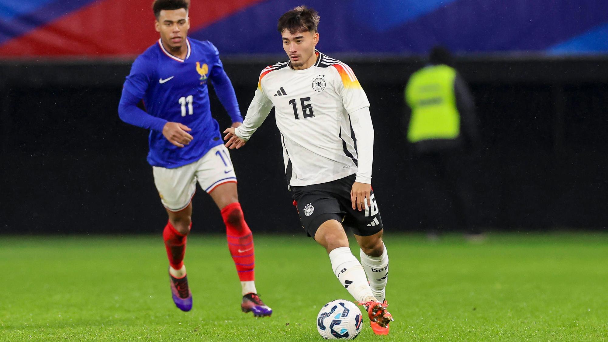 Jens Castrop am Ball für die U21-Nationalmannschaft.