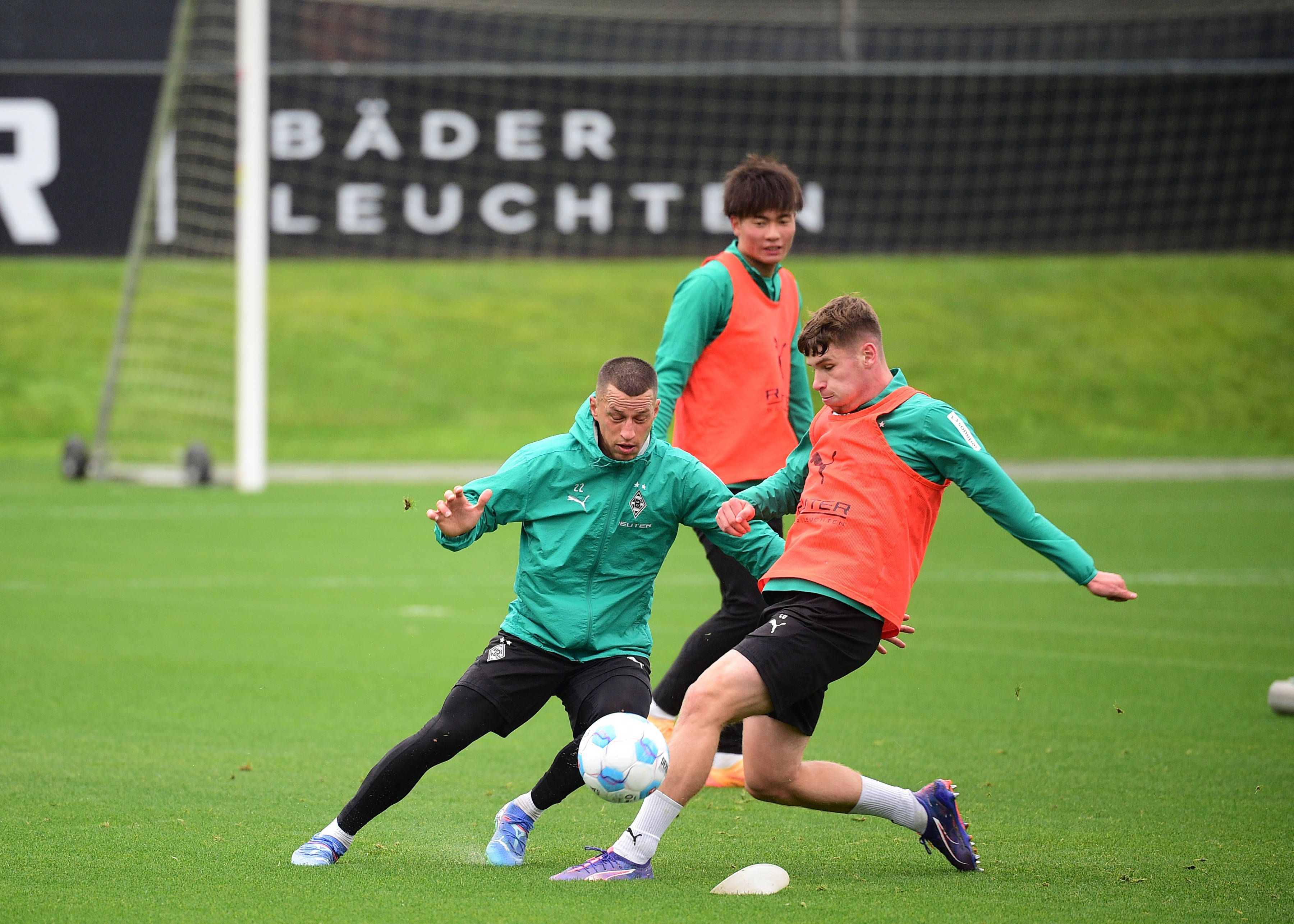 Stefan Lainer und Lukas Ullrich im Zweikampf im Training.