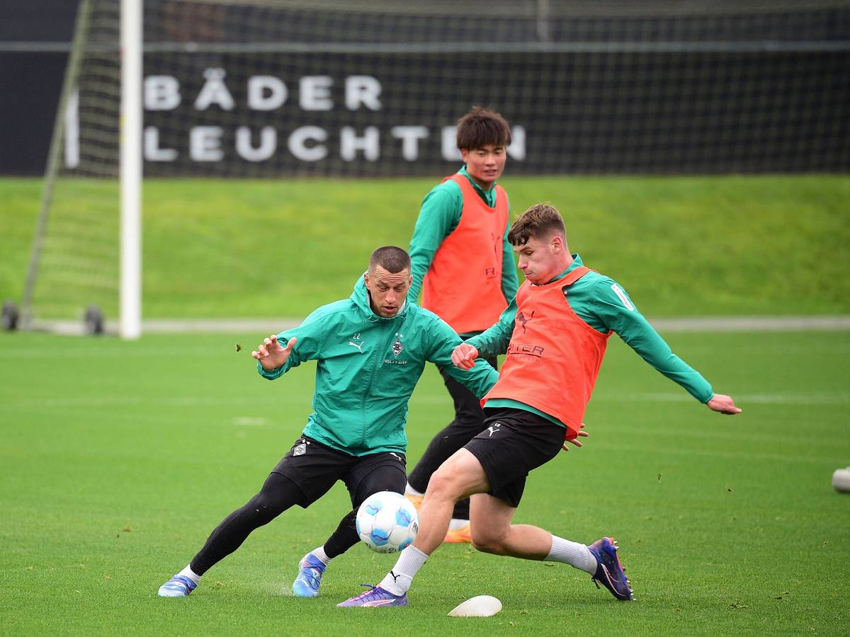 Stefan Lainer und Lukas Ullrich im Zweikampf im Training.