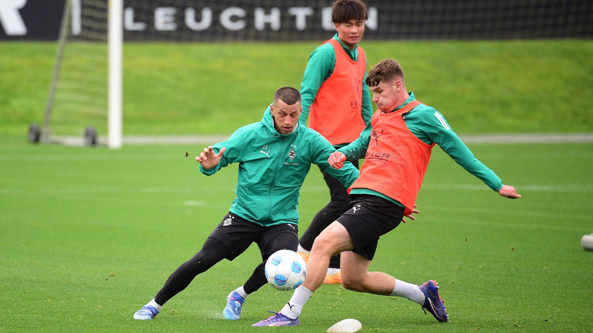 Stefan Lainer und Lukas Ullrich im Zweikampf im Training.