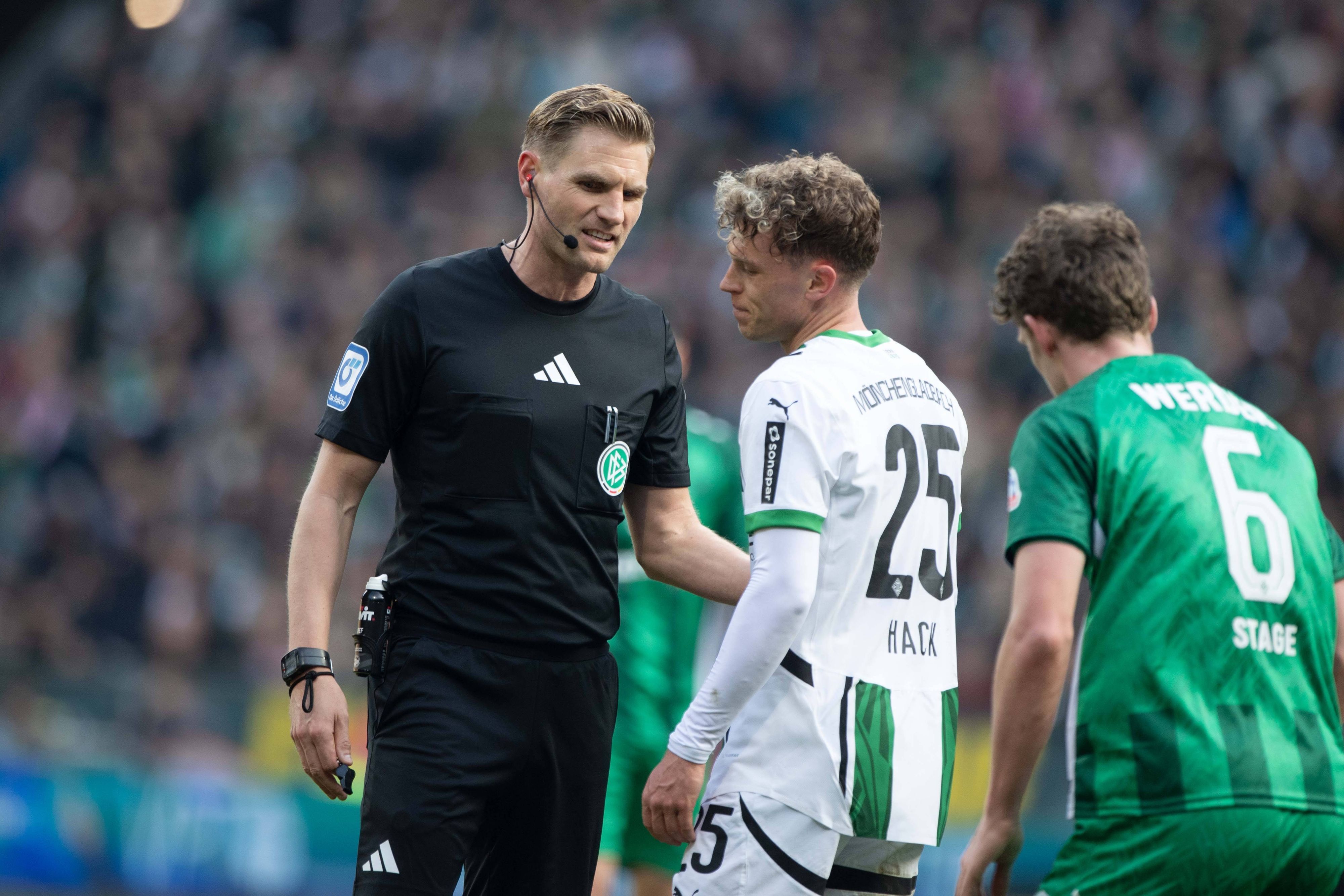 Robin Hack lässt sich von Schiedsrichter Timo Gerach etwas erklären.