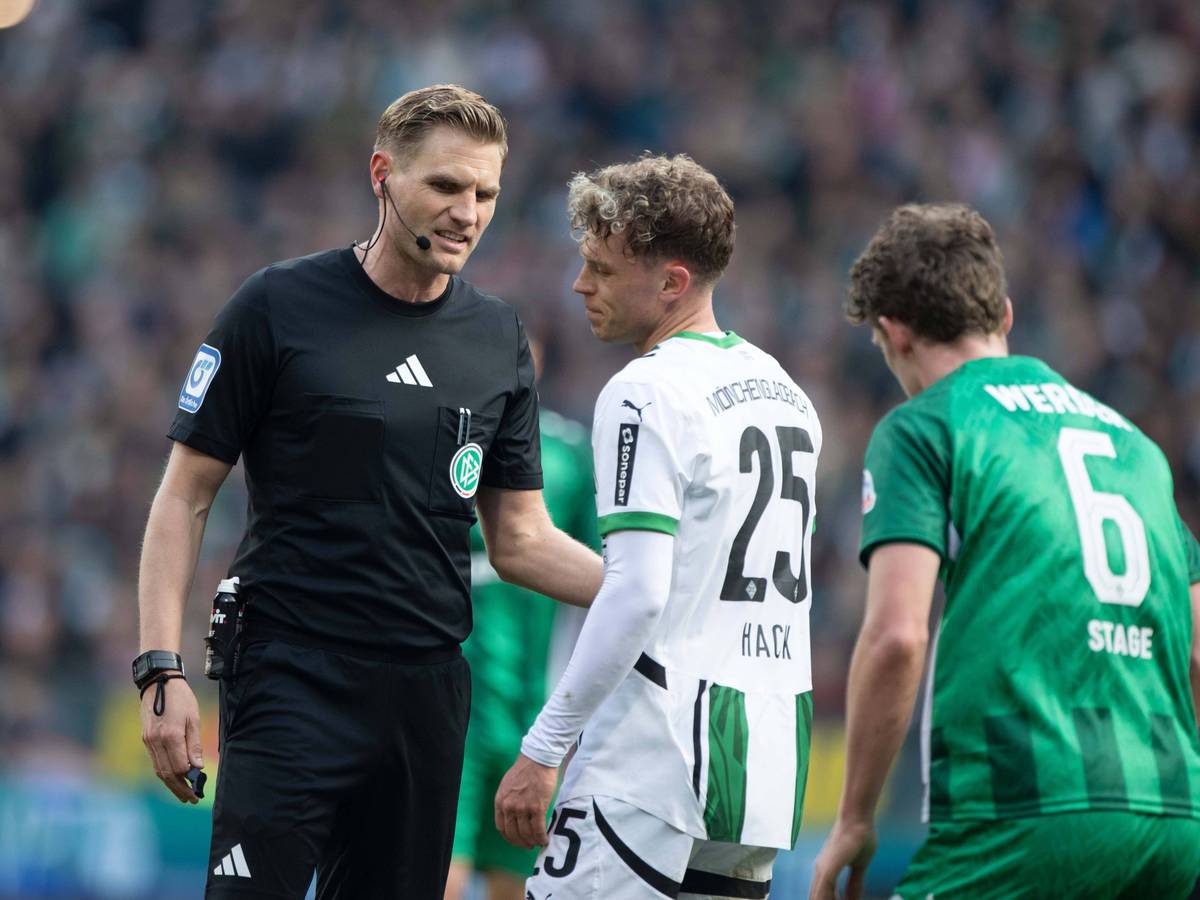 Robin Hack lässt sich von Schiedsrichter Timo Gerach etwas erklären.