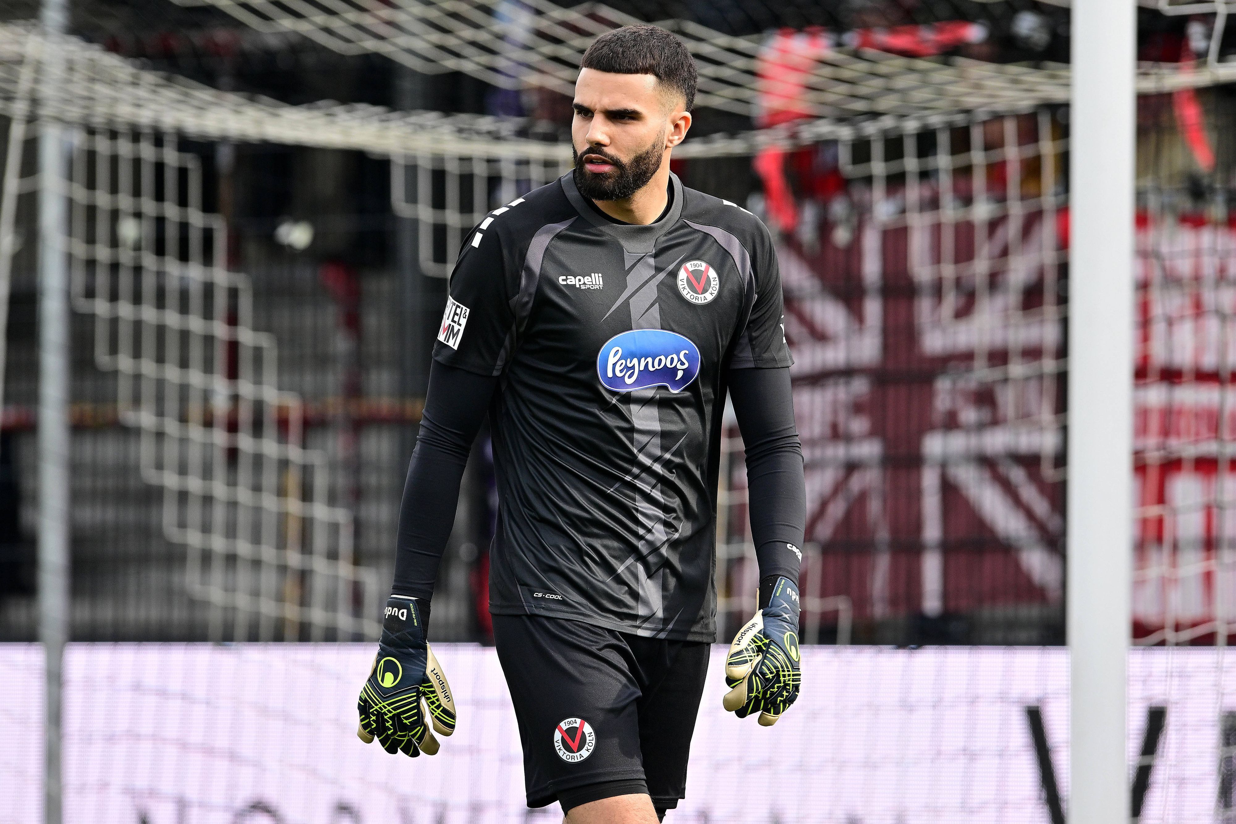 Viktoria Kölns Keeper Dudu läuft im Spiel beim SC Verl über den Platz.