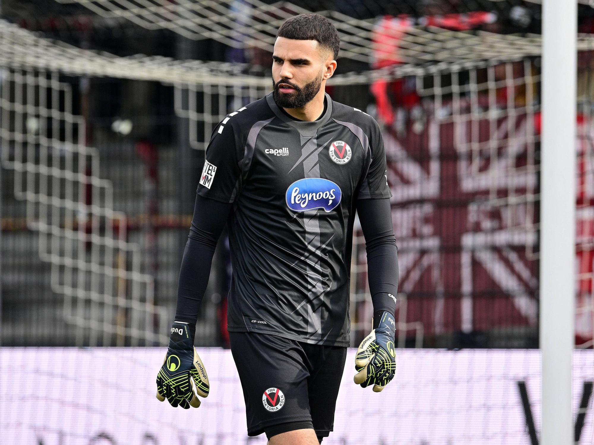 Viktoria Kölns Keeper Dudu läuft im Spiel beim SC Verl über den Platz.