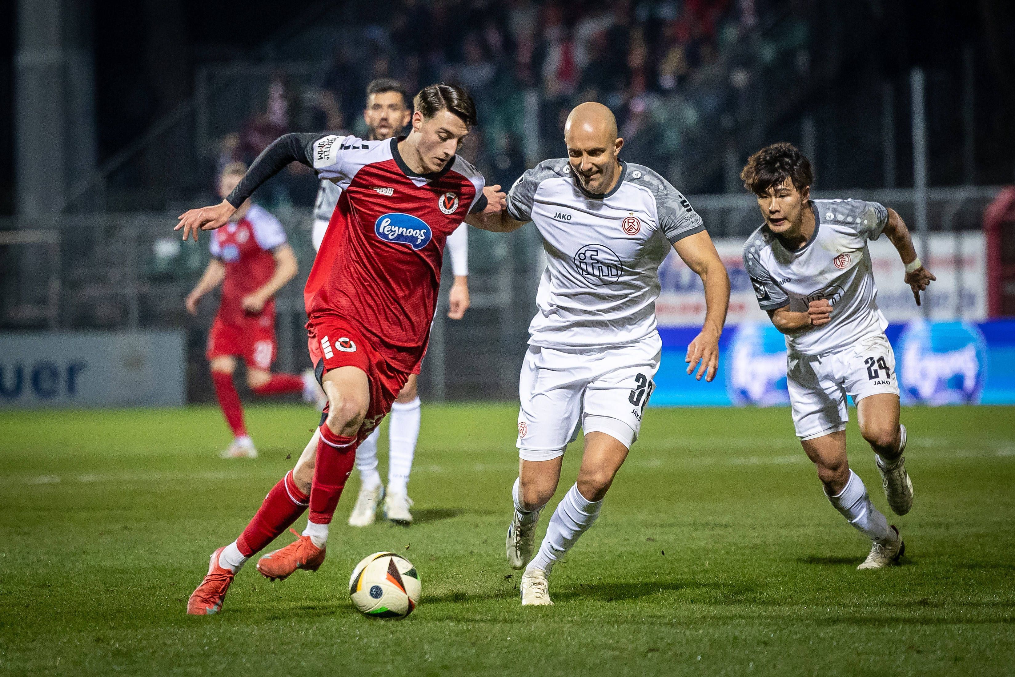 Viktoria Kölns Malek El Mala kämpft mit Rot-Weiss Essens Tobias Kraulich um den Ball.