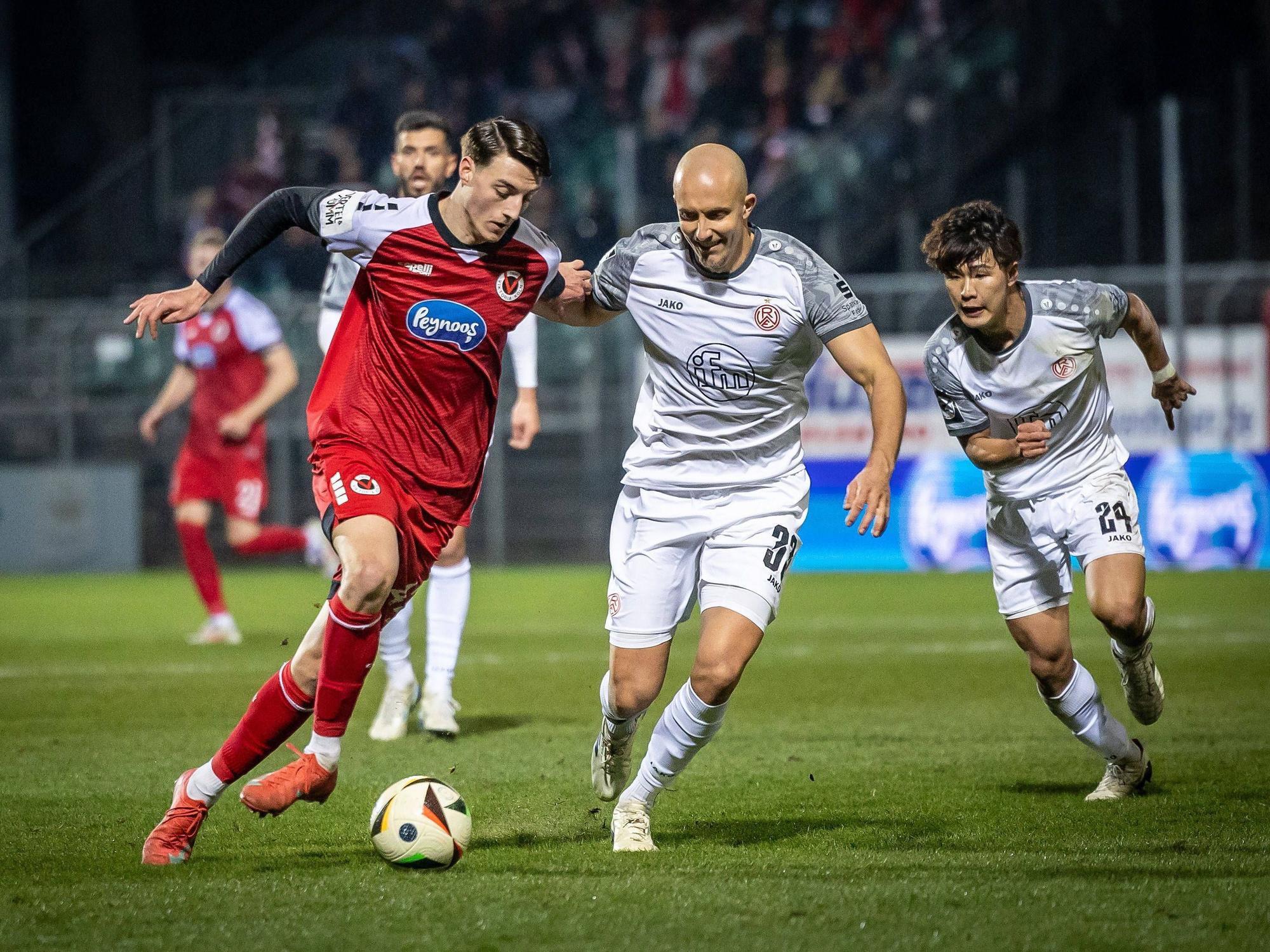 Viktoria Kölns Malek El Mala kämpft mit Rot-Weiss Essens Tobias Kraulich um den Ball.