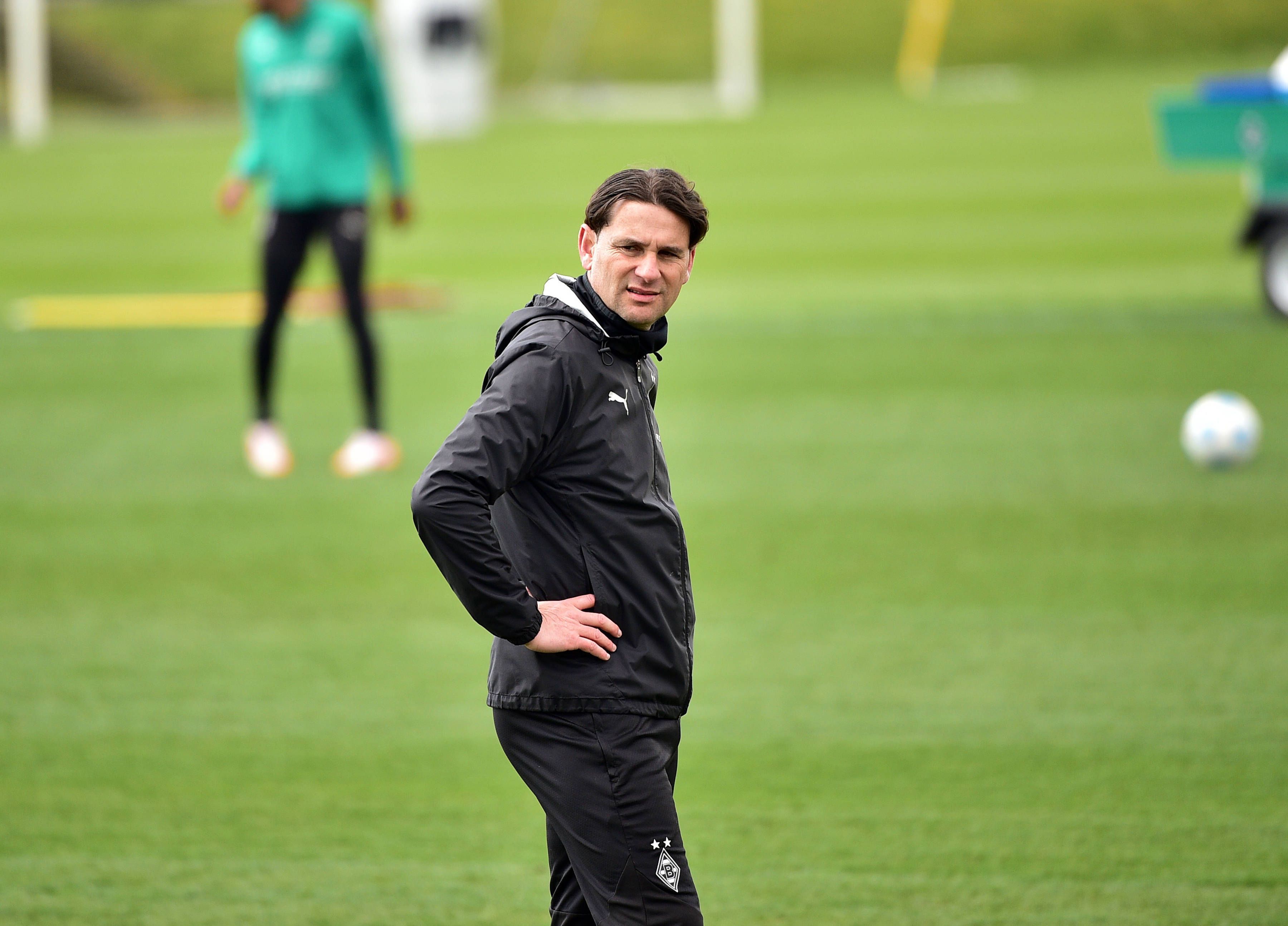 Gerardo Seoane schaut im Gladbach-Training über den Platz.