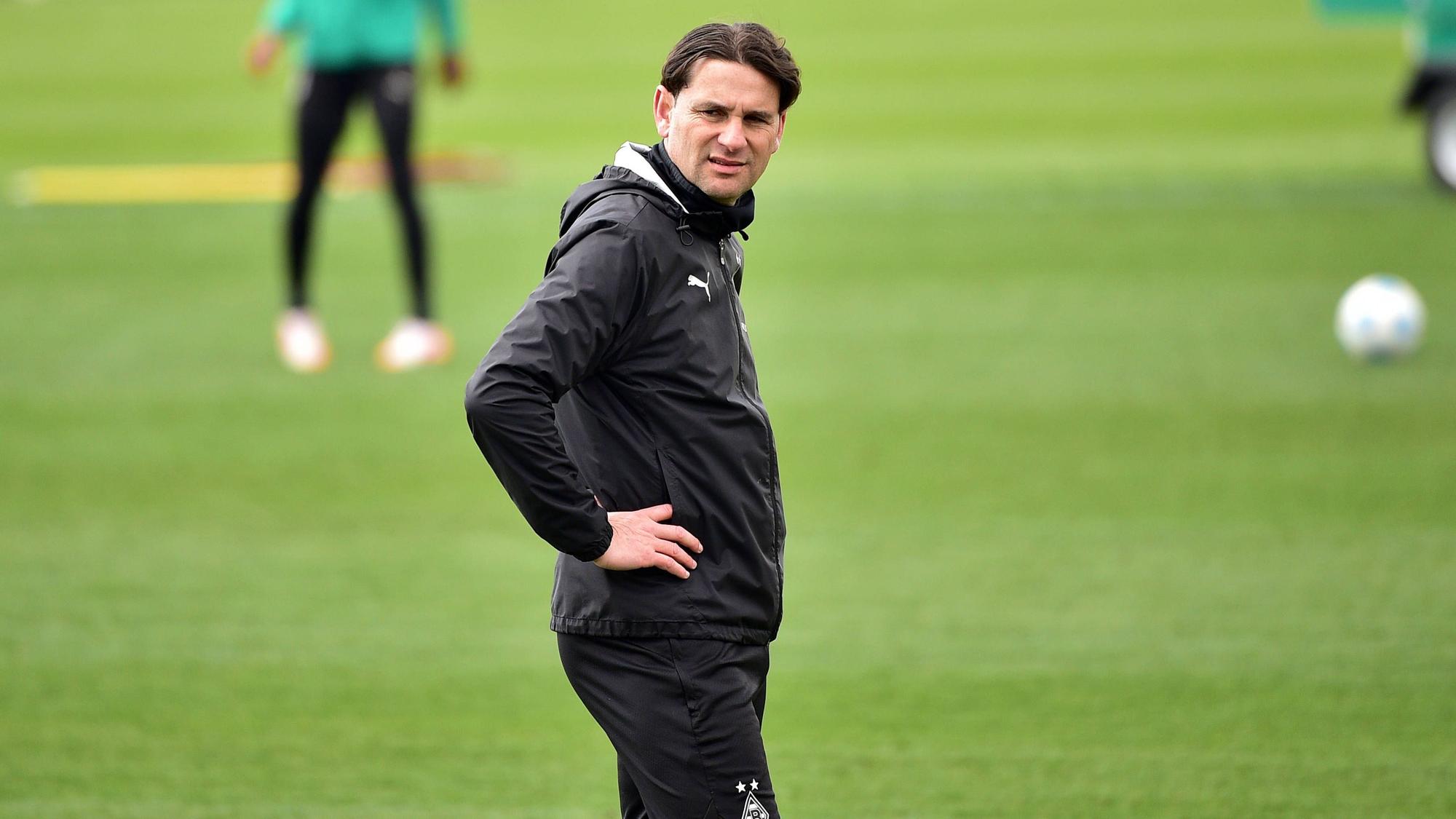 Gerardo Seoane schaut im Gladbach-Training über den Platz.