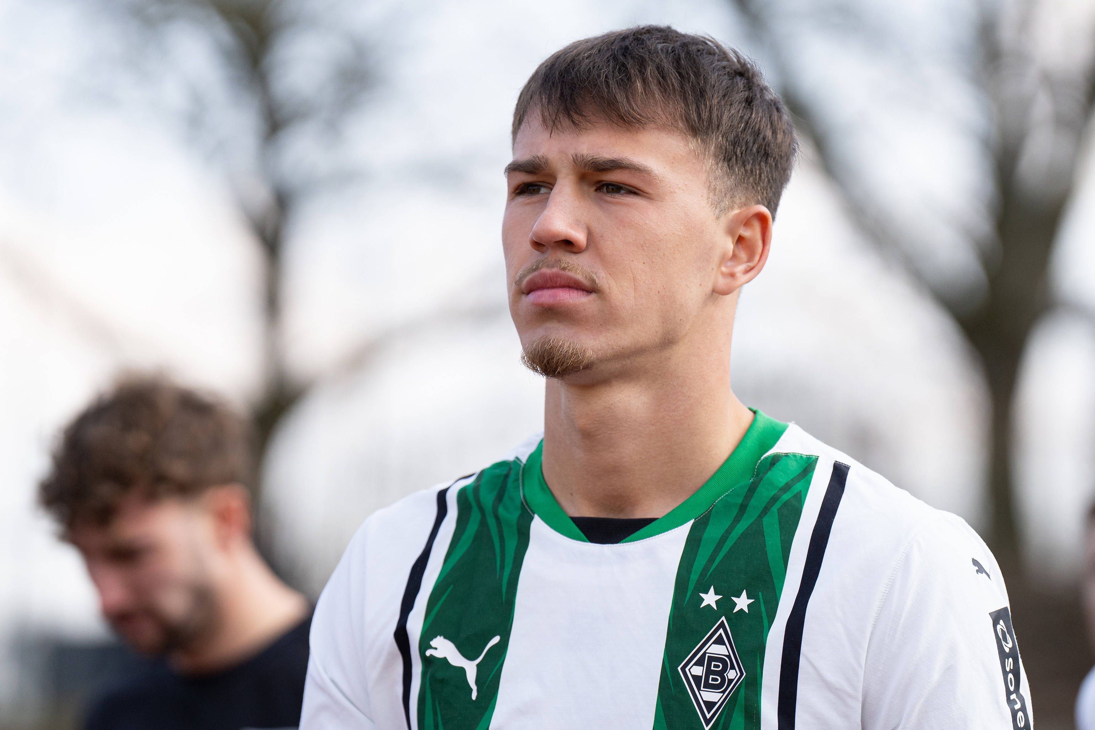 Noah Pesch im Fohlen-Trikot. Er schaut in die Ferne.