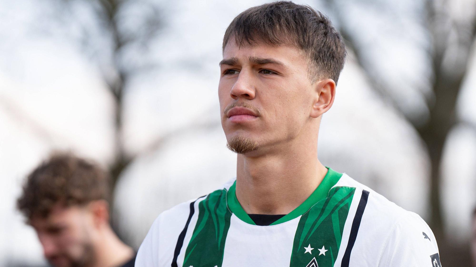 Noah Pesch im Fohlen-Trikot. Er schaut in die Ferne.