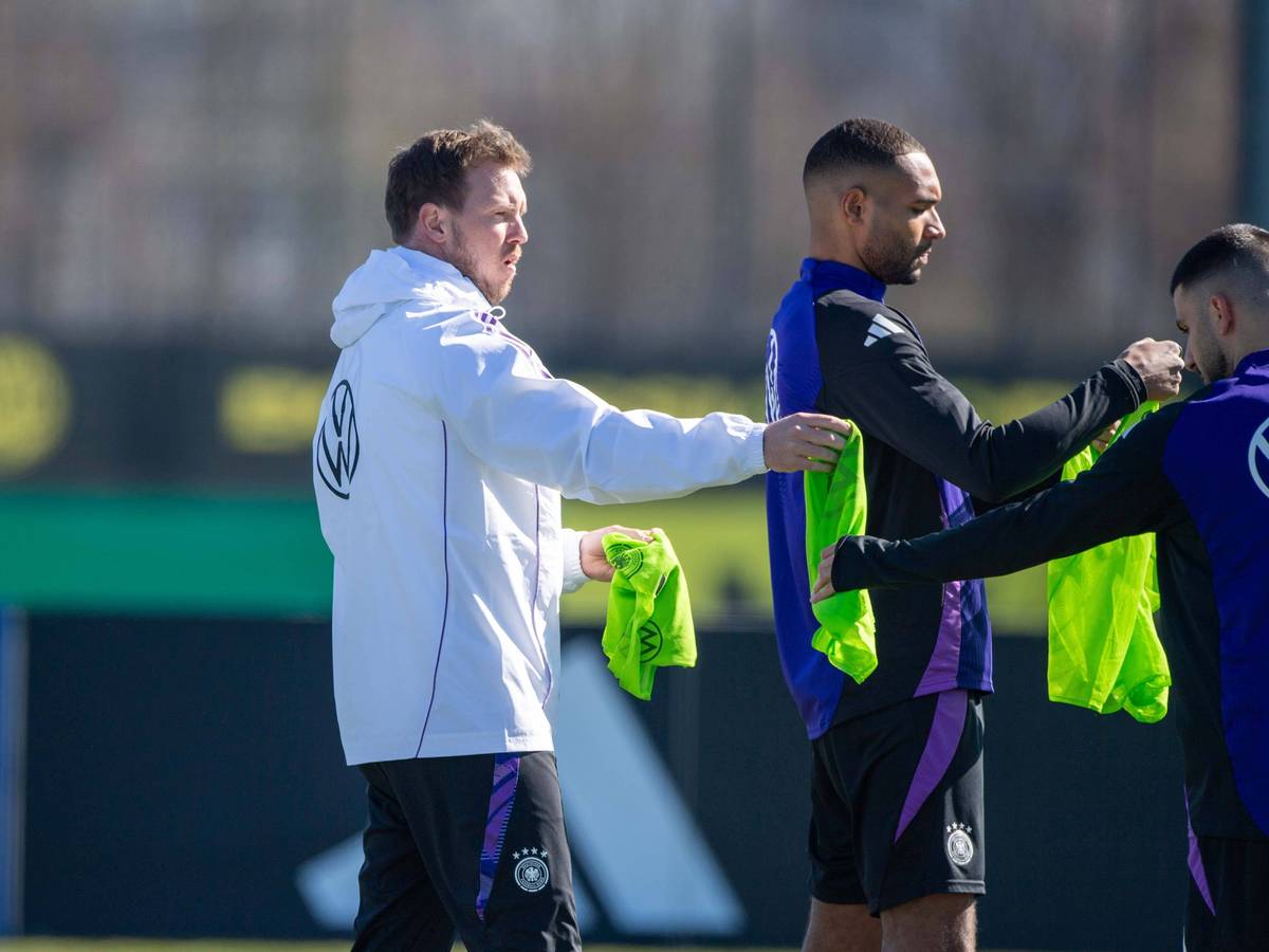 Julian Nagelsmann verteilt Leibchen an die DFB-Spieler.