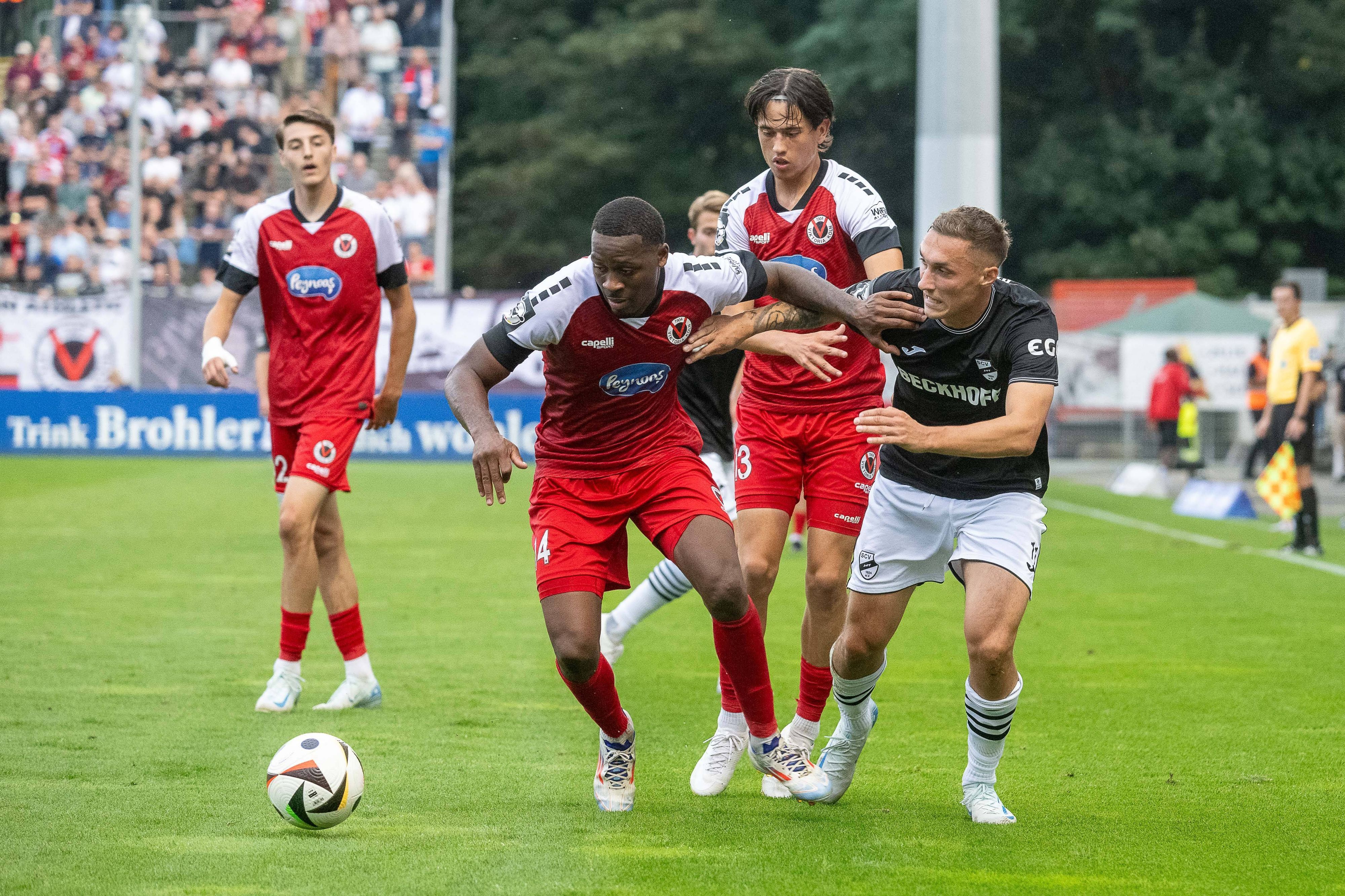Viktoria Kölns Enrique Lofolomo kämpft mit Verls Dominik Steczyk um den Ball.