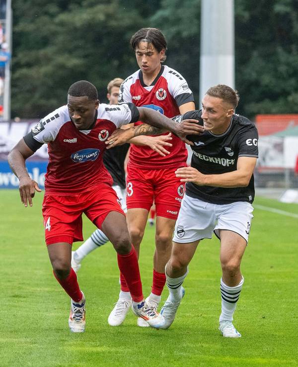 Viktoria Kölns Enrique Lofolomo kämpft mit Verls Dominik Steczyk um den Ball.