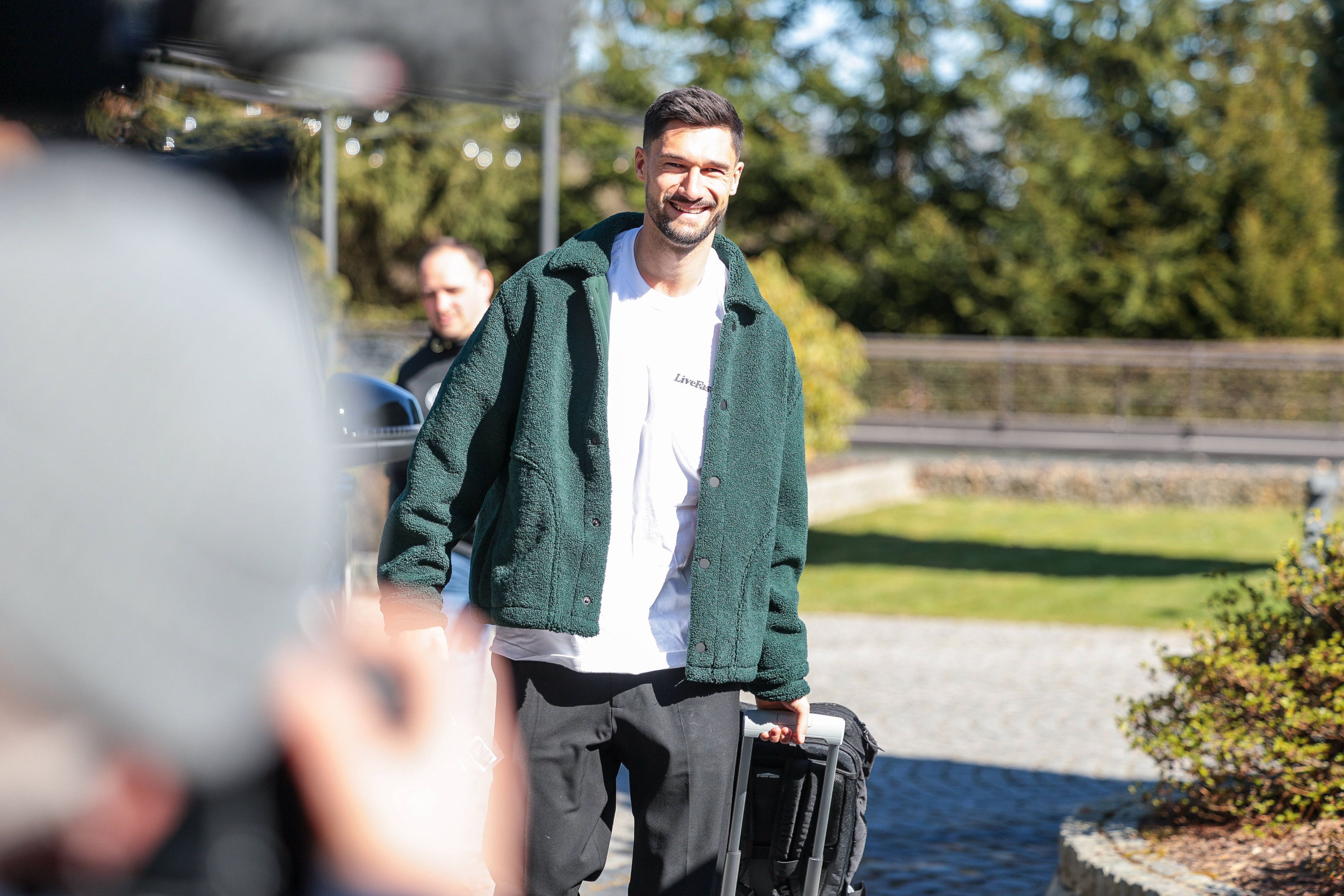 Tim Kleindienst mit Koffer beim DFB-Quartier.