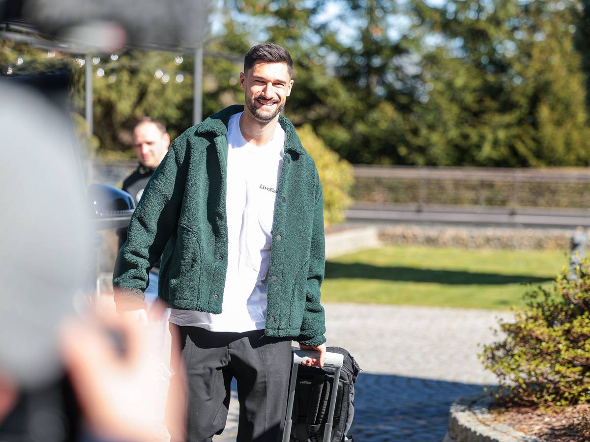 Tim Kleindienst mit Koffer beim DFB-Quartier.
