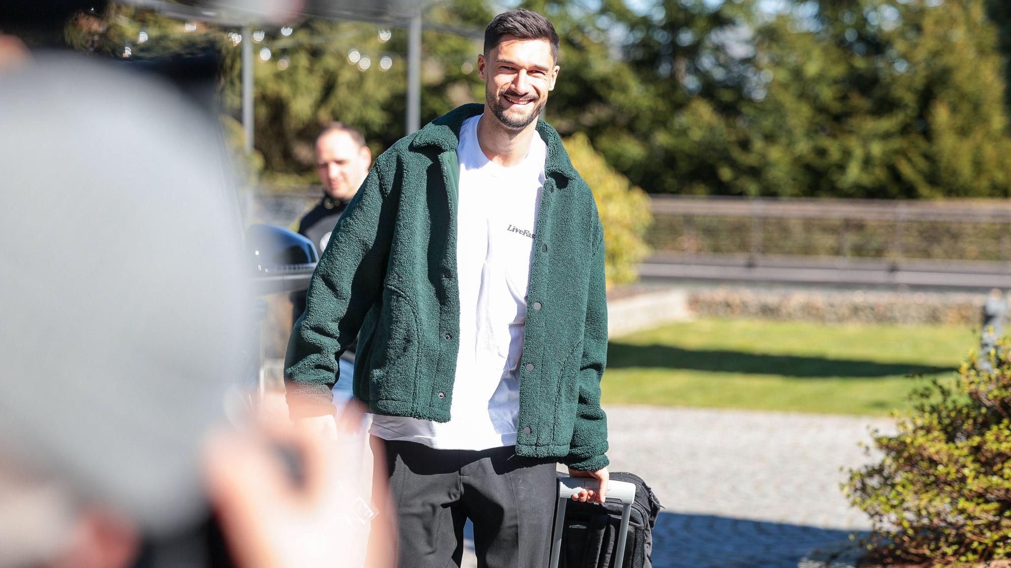 Tim Kleindienst mit Koffer beim DFB-Quartier.