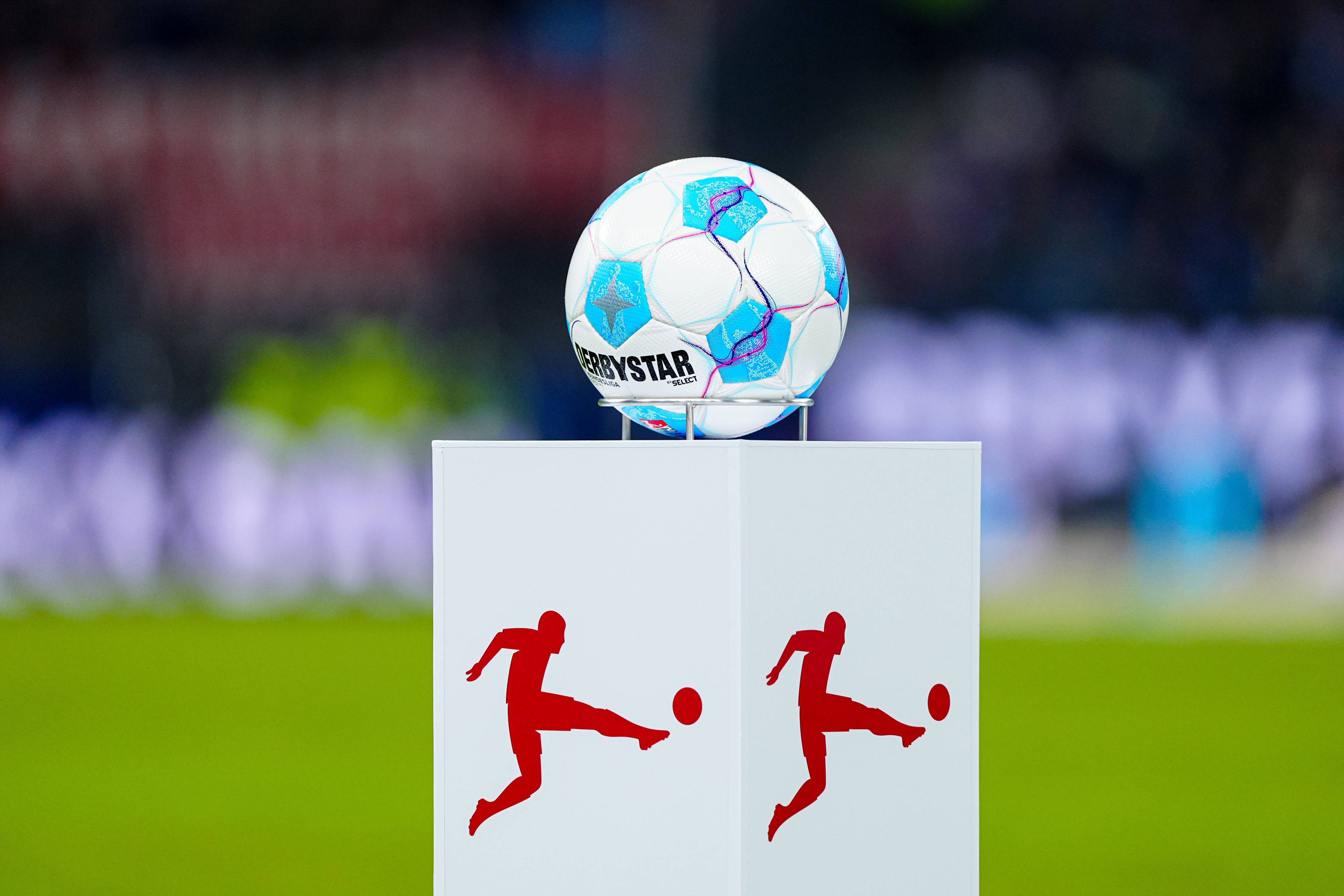 Der Bundesliga-Ball auf einem Podest.