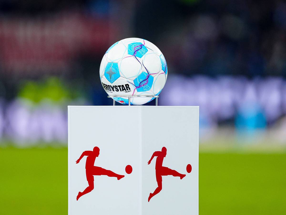 Der Bundesliga-Ball auf einem Podest.