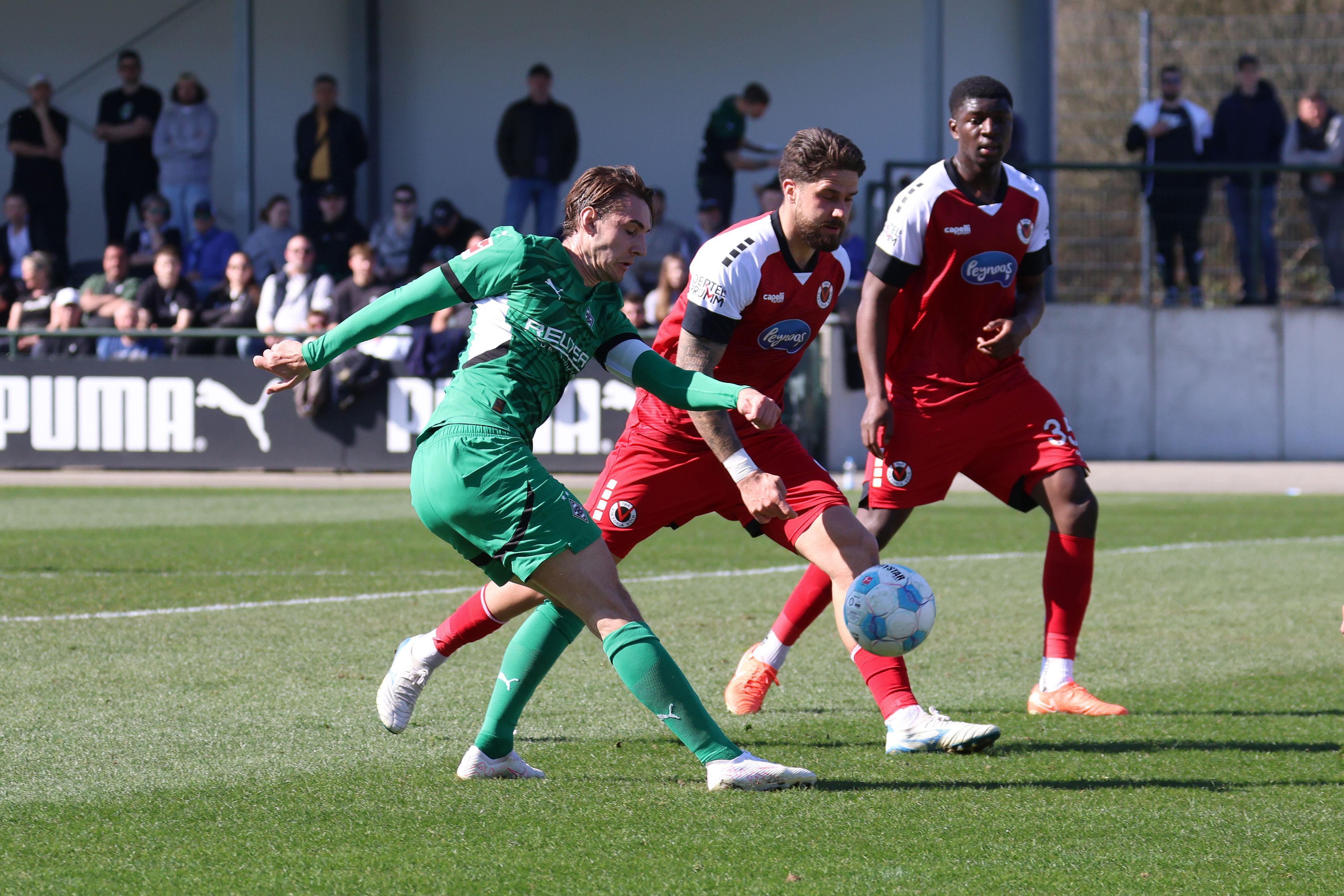 Borussia Mönchengladbachs Florian Neuhaus zieht im Testspiel gegen Viktoria Köln ab.