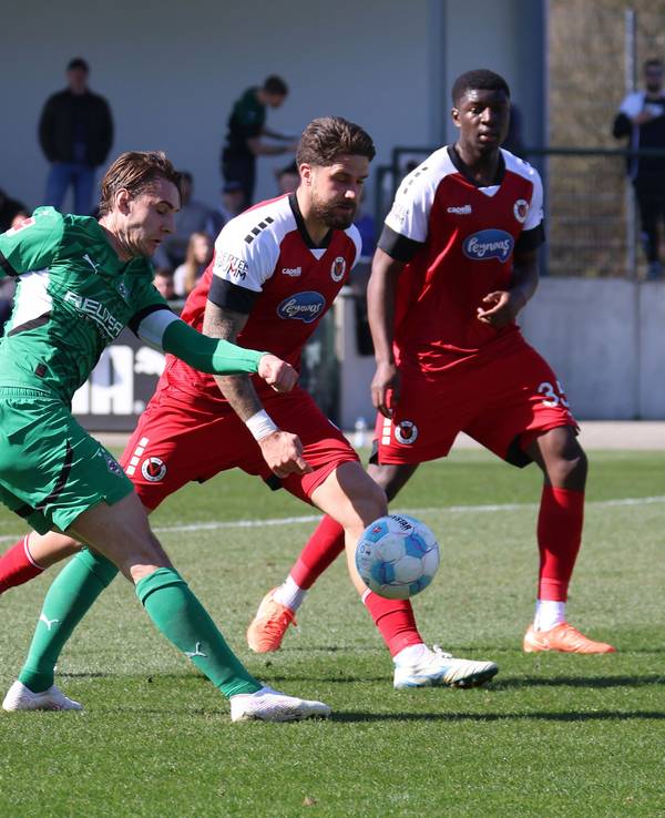 Borussia Mönchengladbachs Florian Neuhaus zieht im Testspiel gegen Viktoria Köln ab.