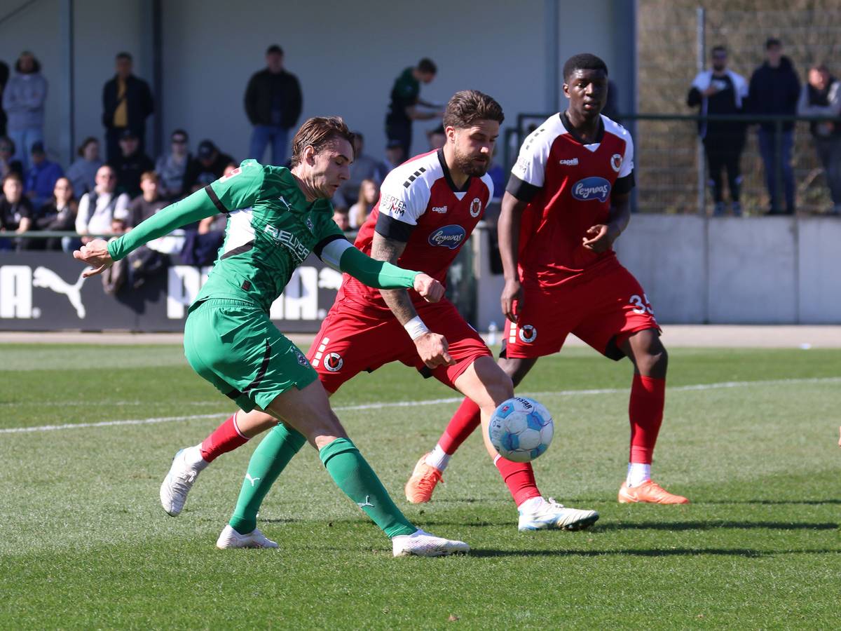 Borussia Mönchengladbachs Florian Neuhaus zieht im Testspiel gegen Viktoria Köln ab.