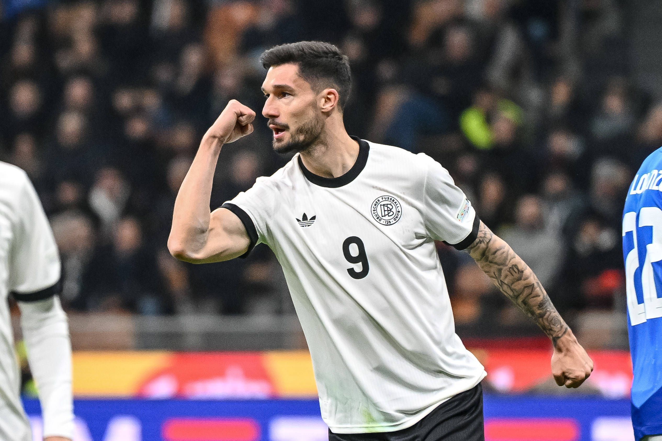 Tim Kleindienst ballt nach seinem Tor gegen Italien die Faust.