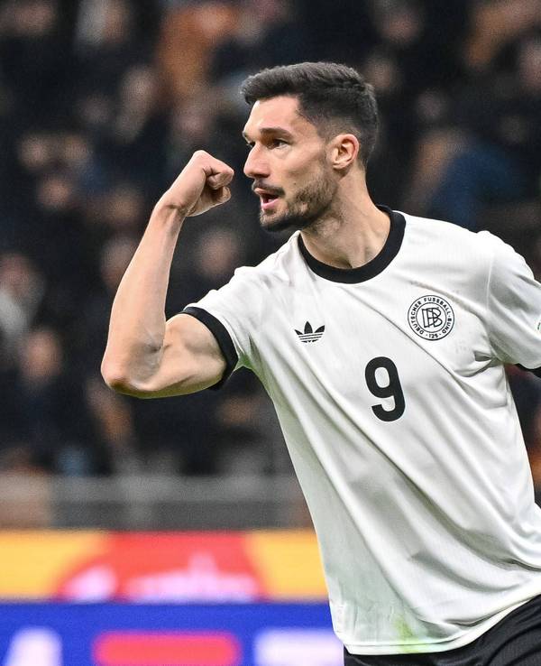 Tim Kleindienst ballt nach seinem Tor gegen Italien die Faust.