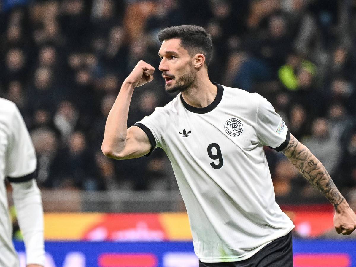 Tim Kleindienst ballt nach seinem Tor gegen Italien die Faust.