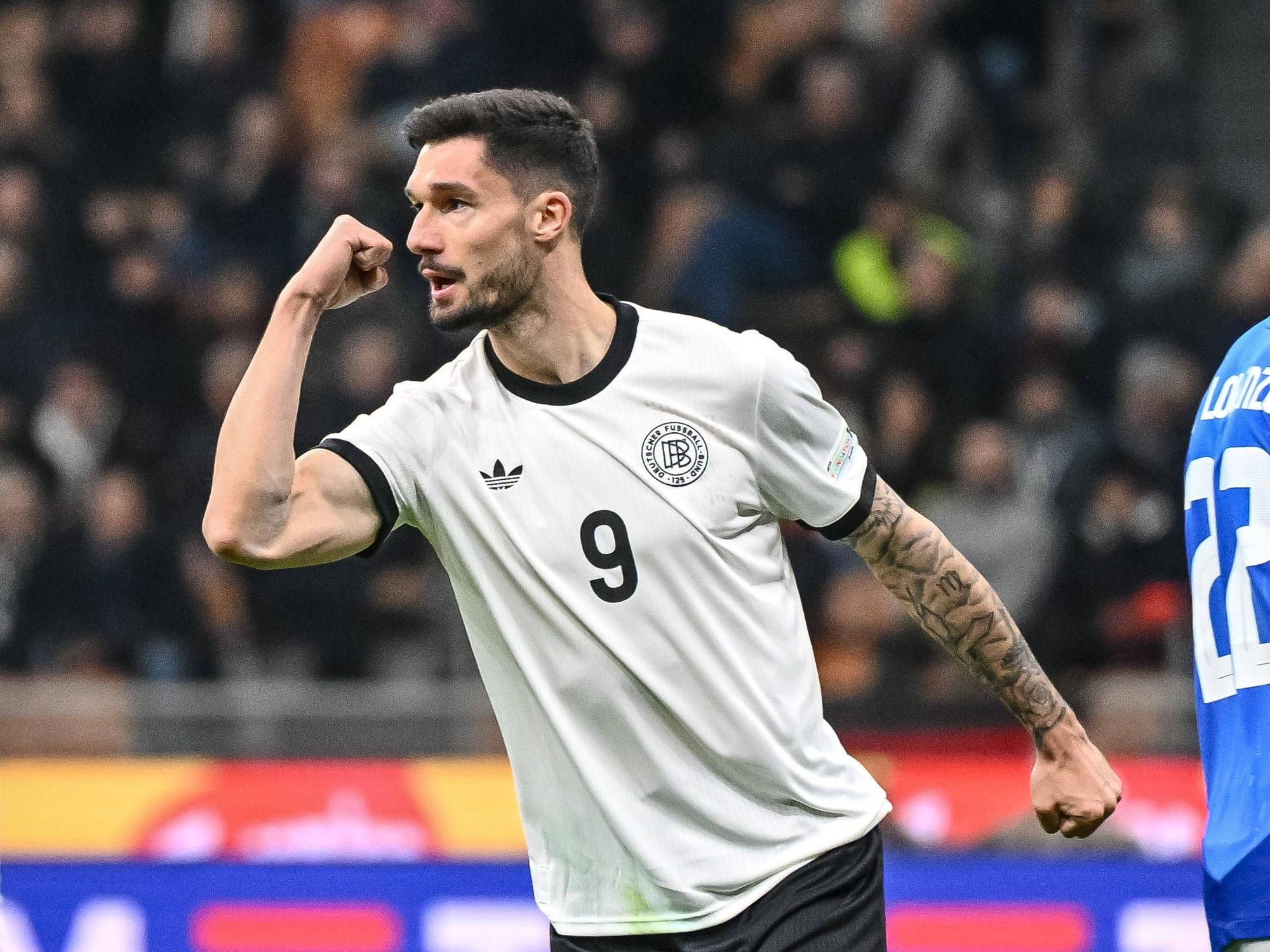 Tim Kleindienst ballt nach seinem Tor gegen Italien die Faust.