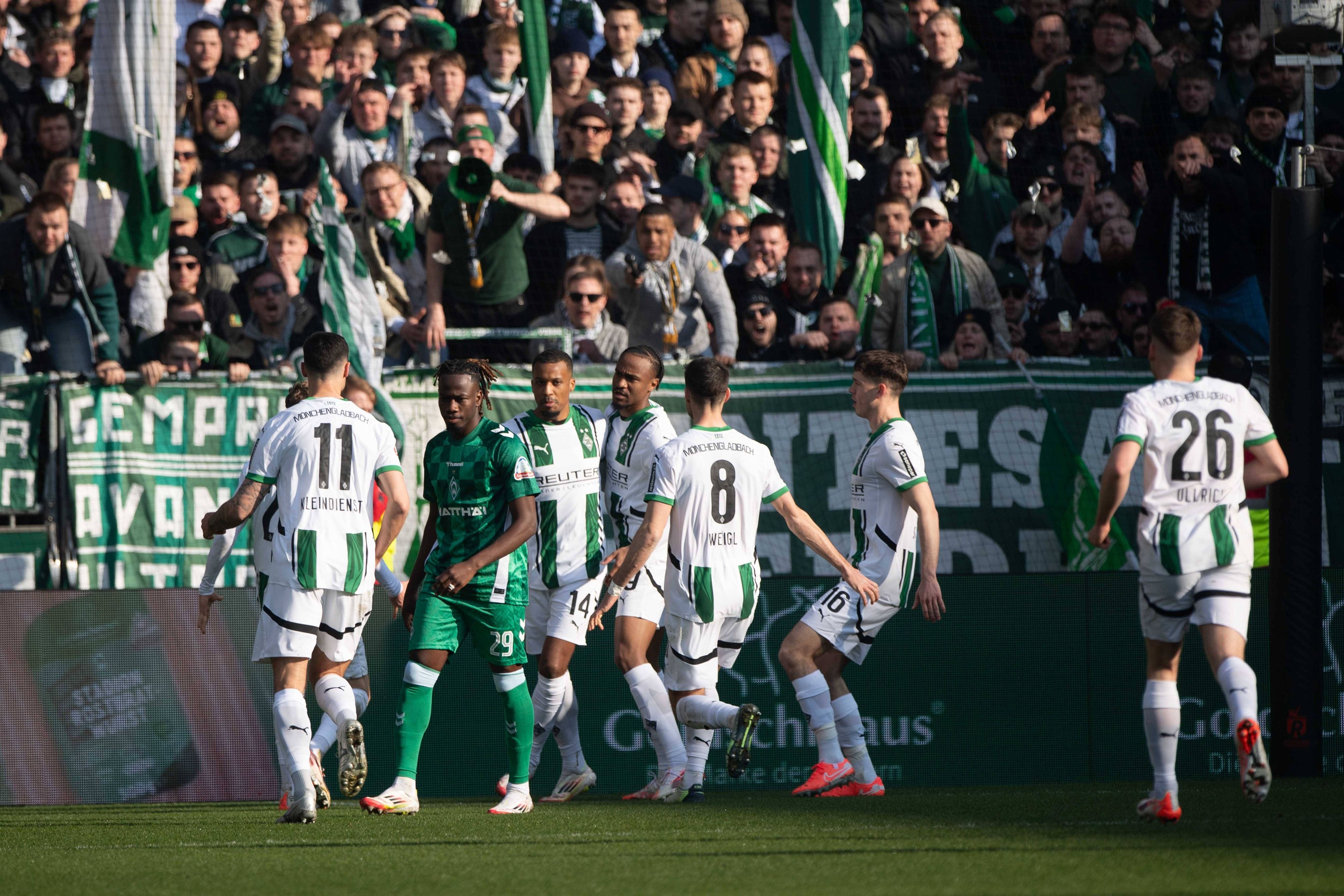 Gladbach-Spieler jubeln gemeinsam.