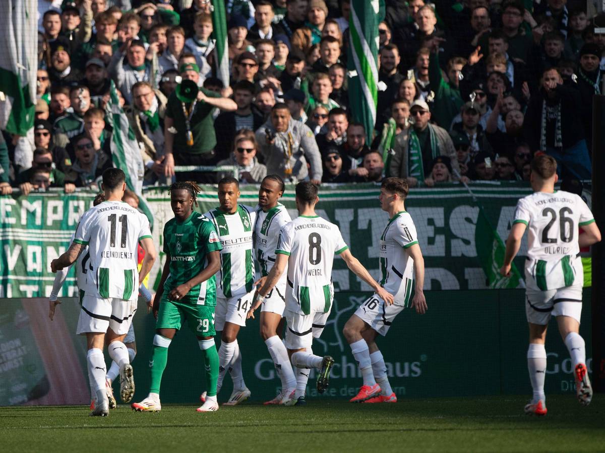 Gladbach-Spieler jubeln gemeinsam.