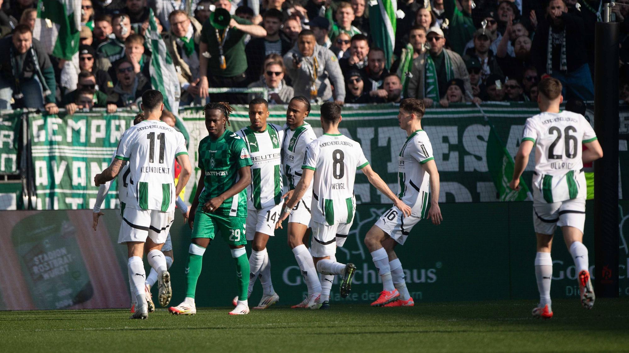 Gladbach-Spieler jubeln gemeinsam.