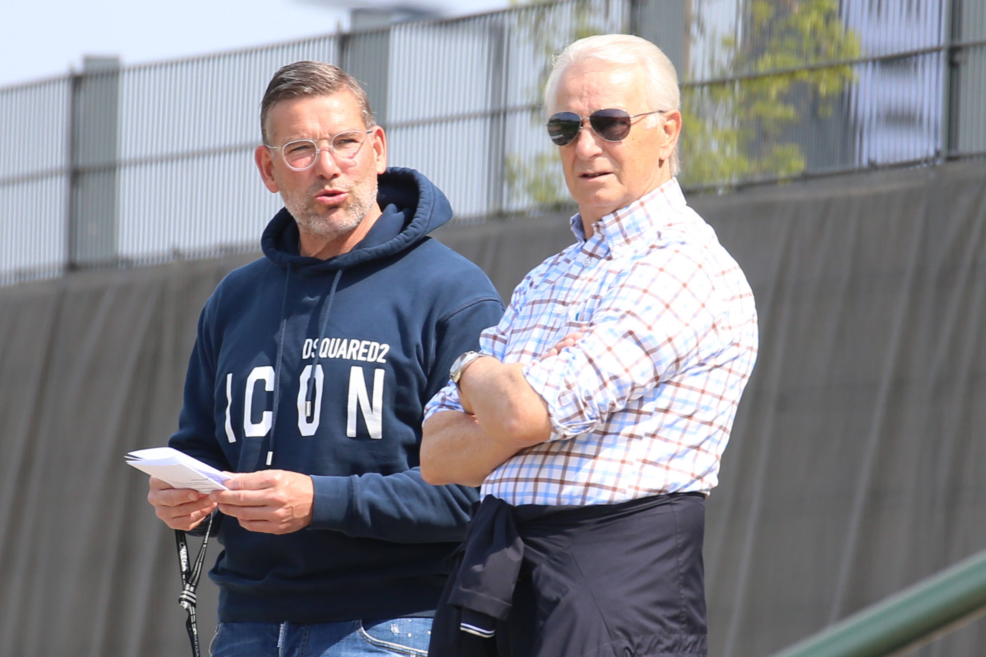 Uwe Kamps und Rainer Bonhof auf der Tribüne.