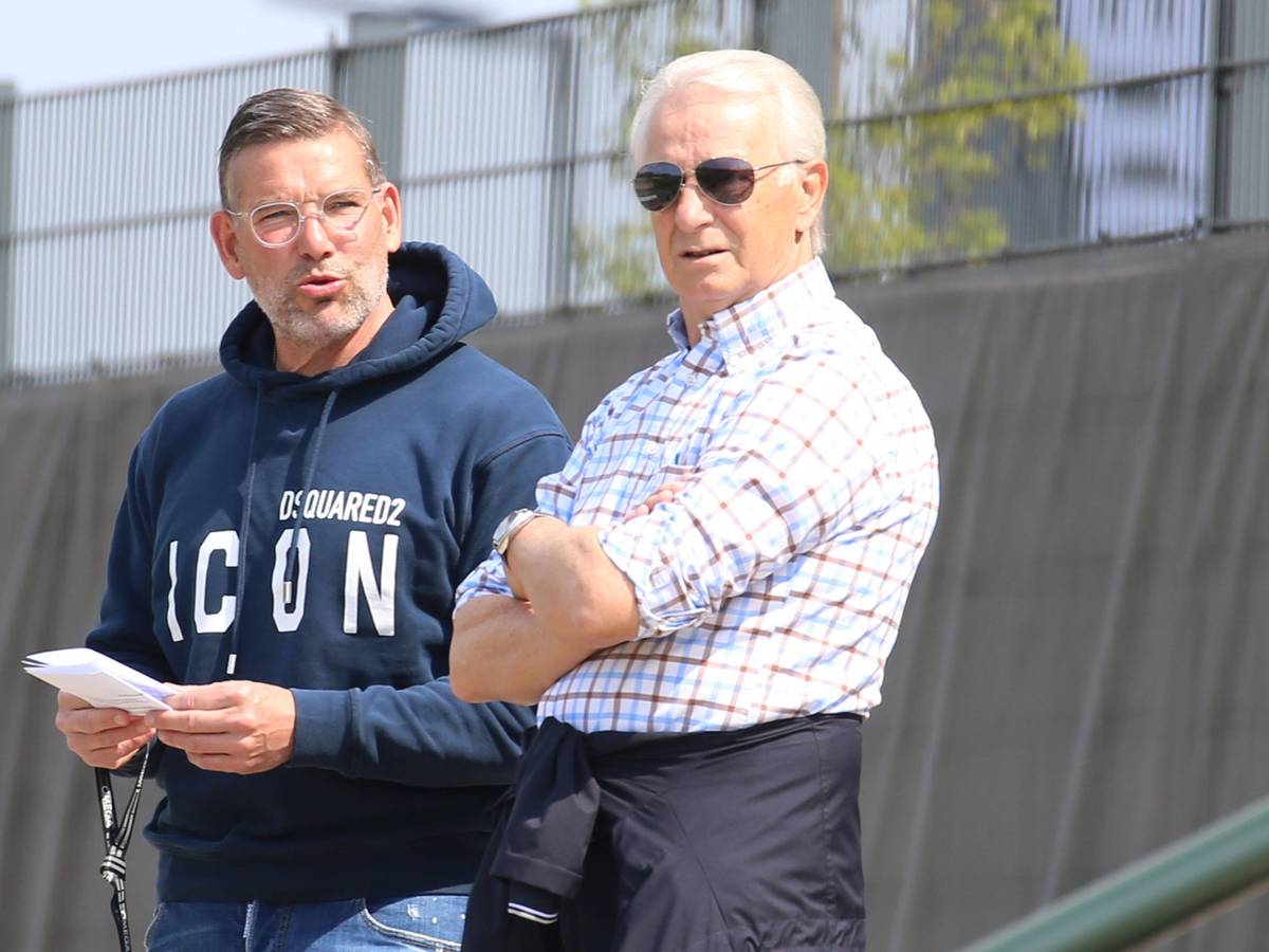 Uwe Kamps und Rainer Bonhof auf der Tribüne.