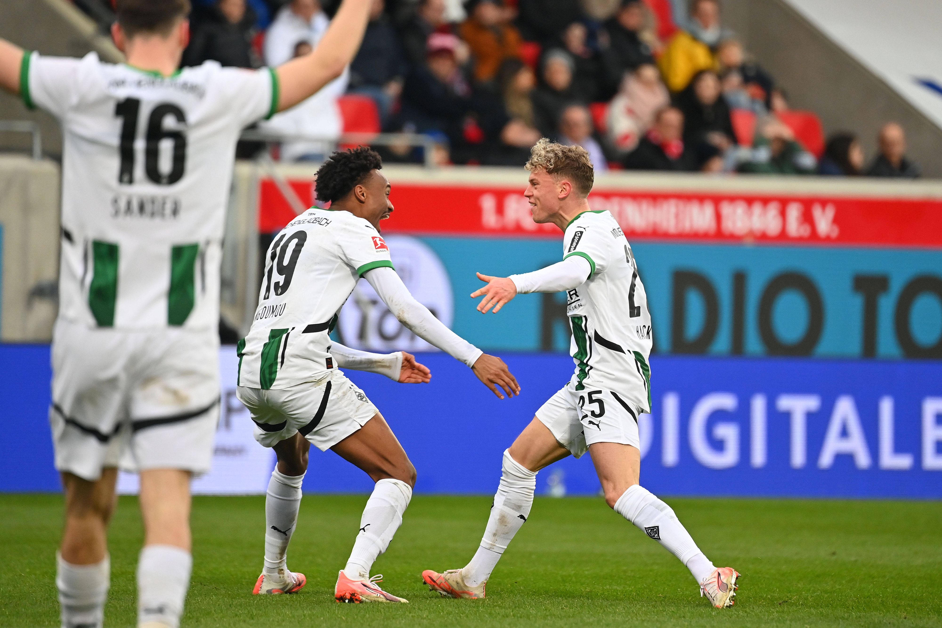 Borussia Mönchengladbachs Nathan Ngoumou jubelt mit Teamkollege Robin Hack über ein Tor im Bundesliga-Spiel beim 1. FC Heidenheim.