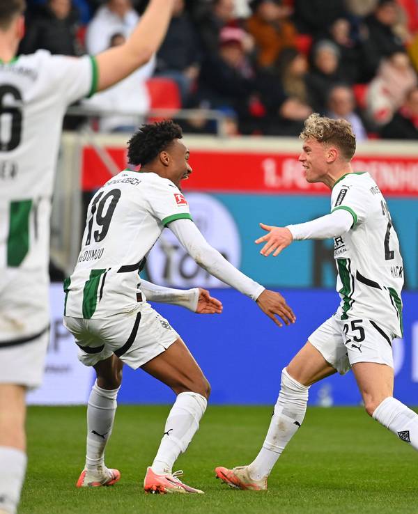 Borussia Mönchengladbachs Nathan Ngoumou jubelt mit Teamkollege Robin Hack über ein Tor im Bundesliga-Spiel beim 1. FC Heidenheim.
