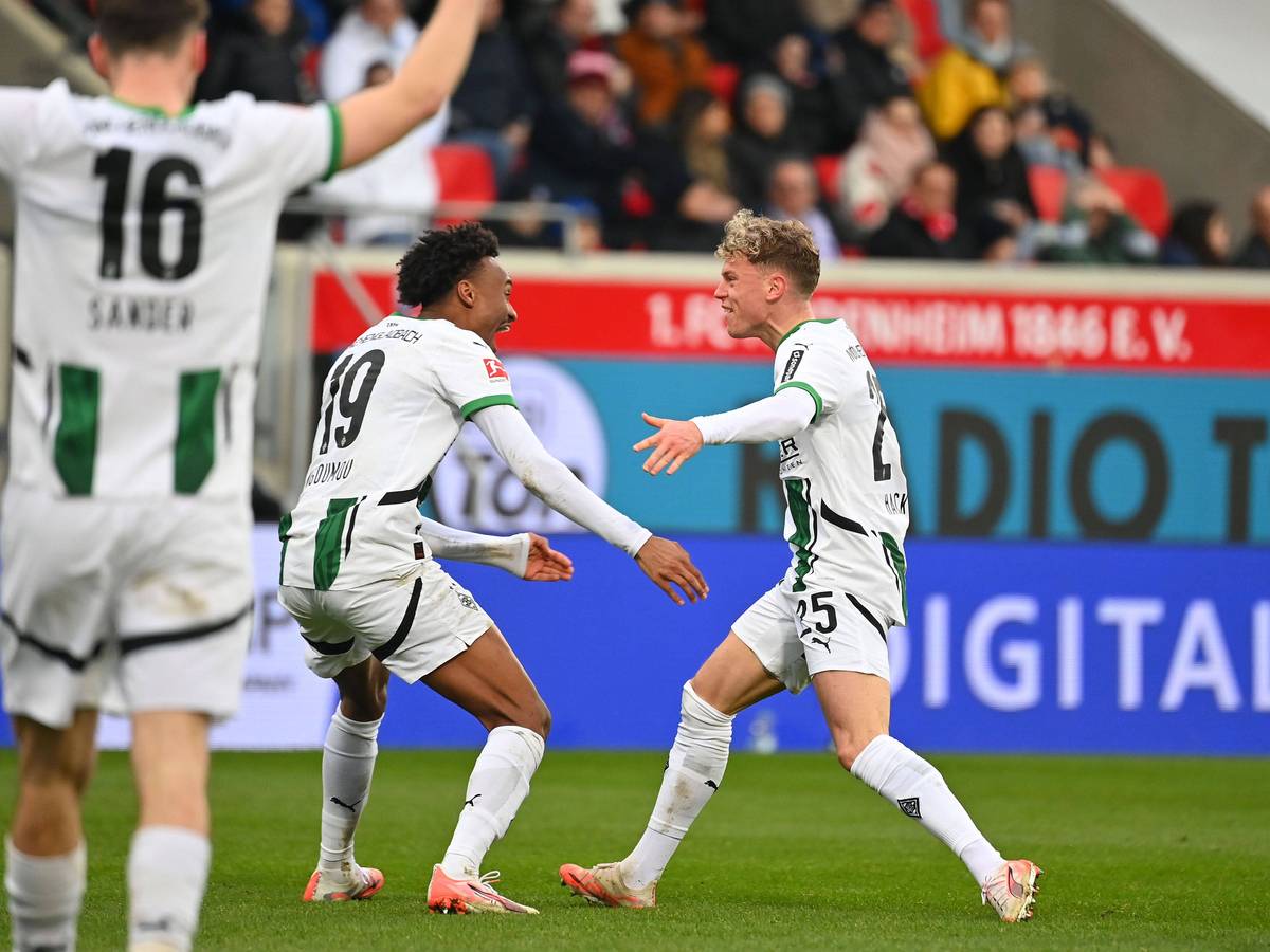 Borussia Mönchengladbachs Nathan Ngoumou jubelt mit Teamkollege Robin Hack über ein Tor im Bundesliga-Spiel beim 1. FC Heidenheim.